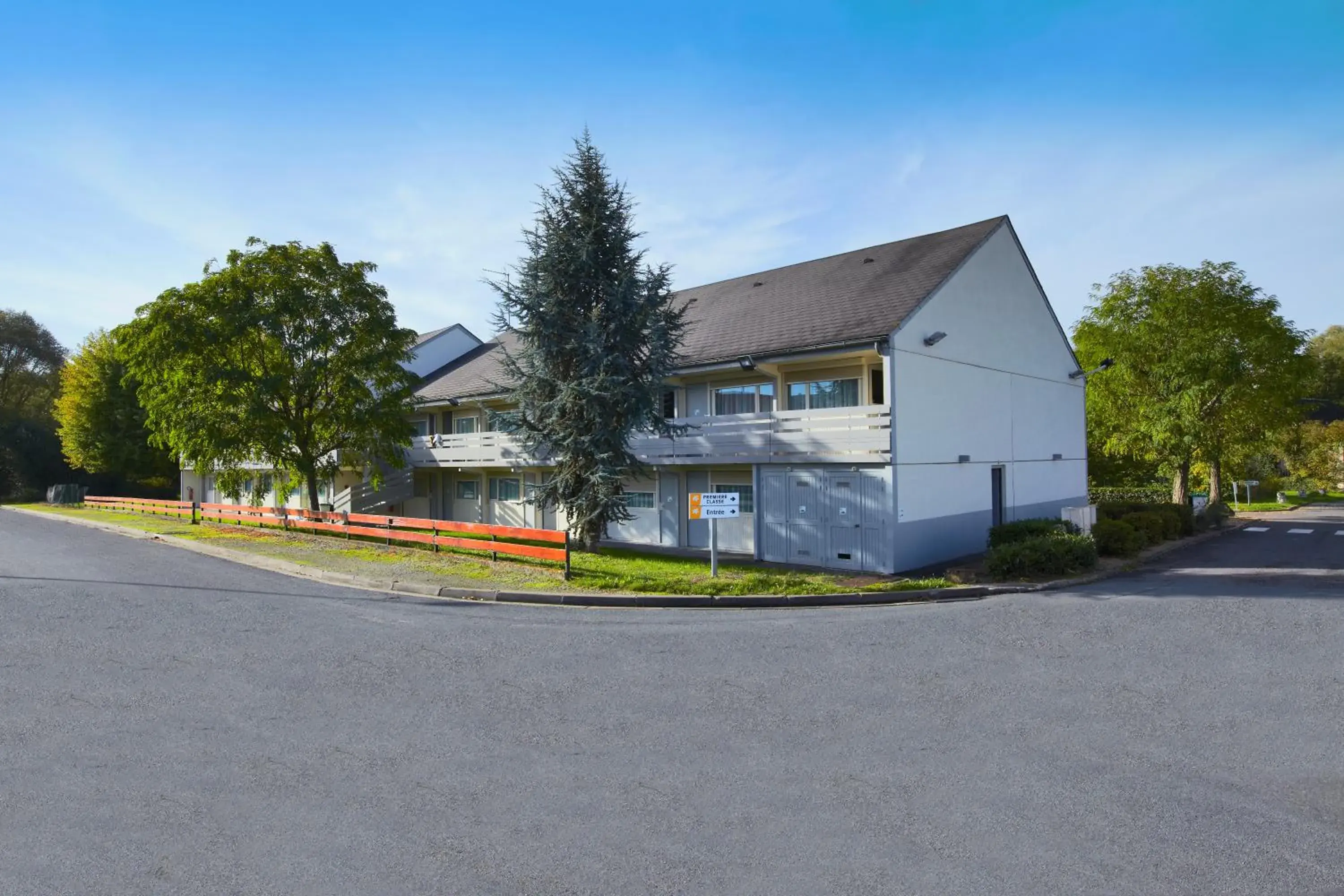 Facade/entrance, Property Building in Campanile Vierzon