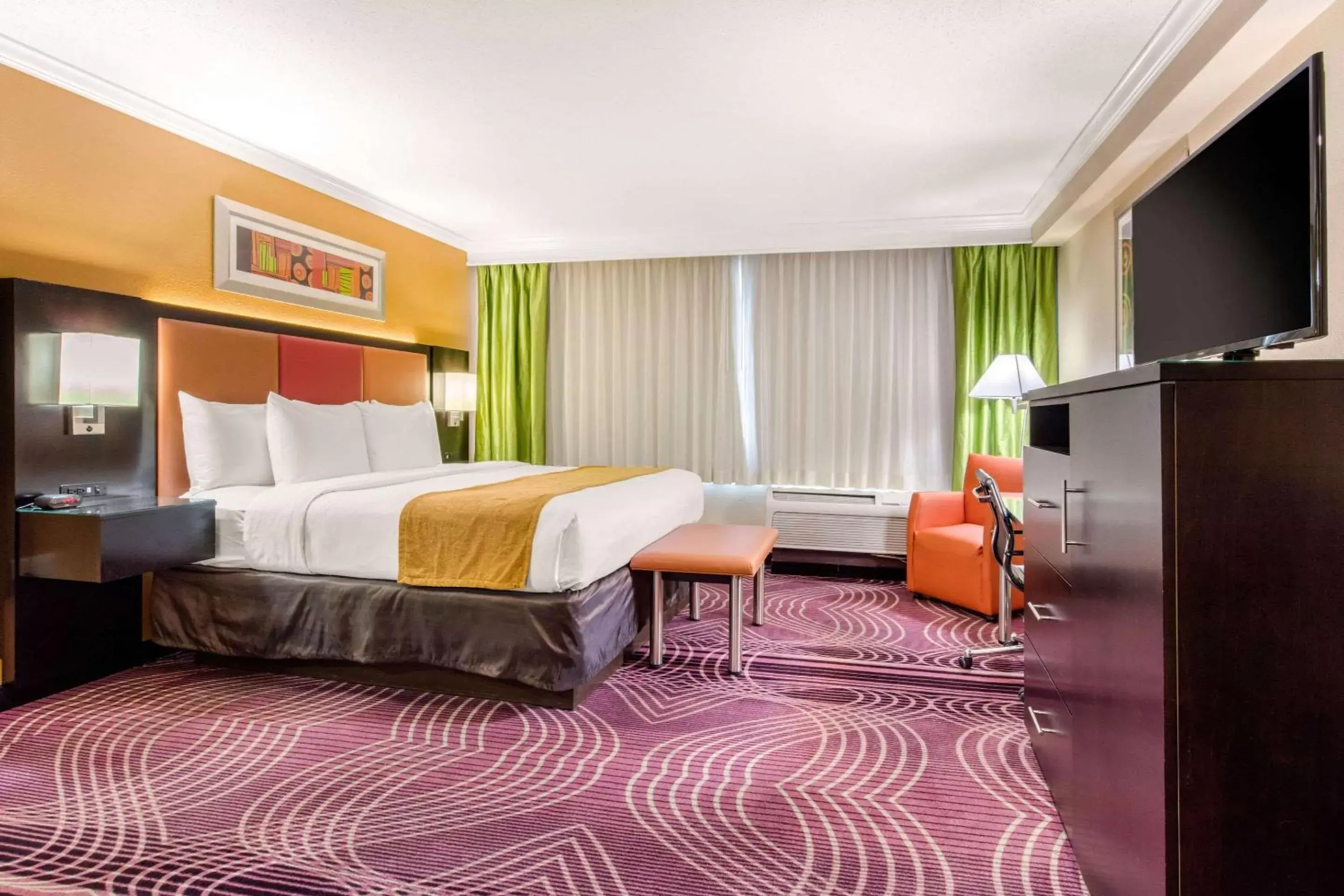 Photo of the whole room, Bed in Clarion Hotel Downtown Nashville - Stadium