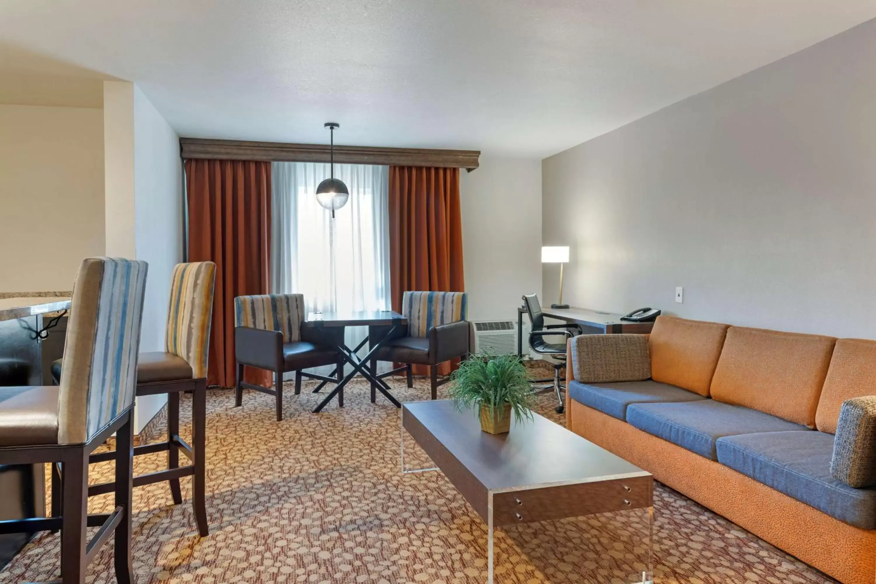 Living room, Seating Area in Best Western Plus Mill Creek Inn