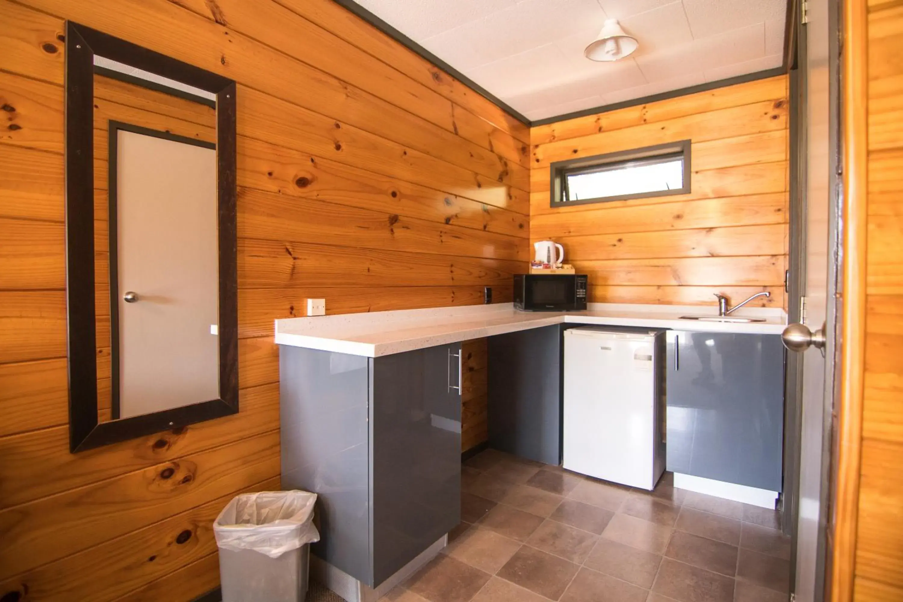 Kitchen or kitchenette, Kitchen/Kitchenette in Parklands Motorlodge & Holiday Park