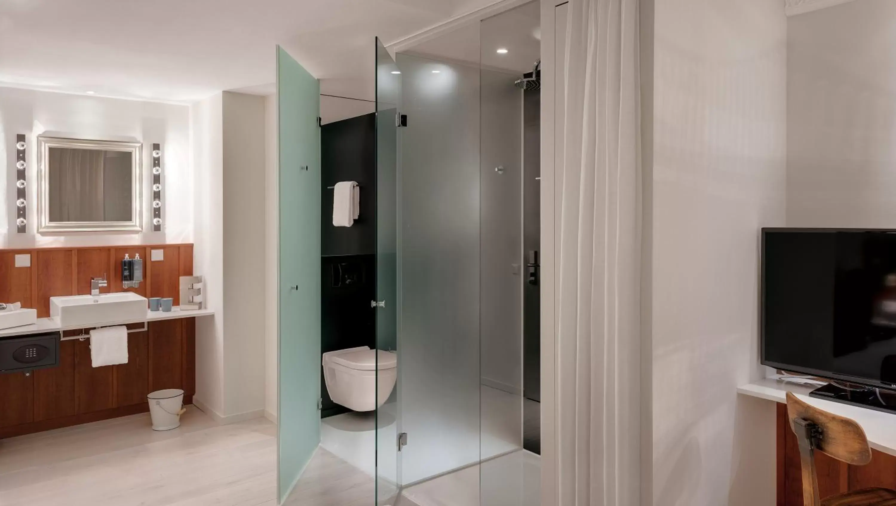 Shower, Bathroom in Ruby Sofie Hotel Vienna