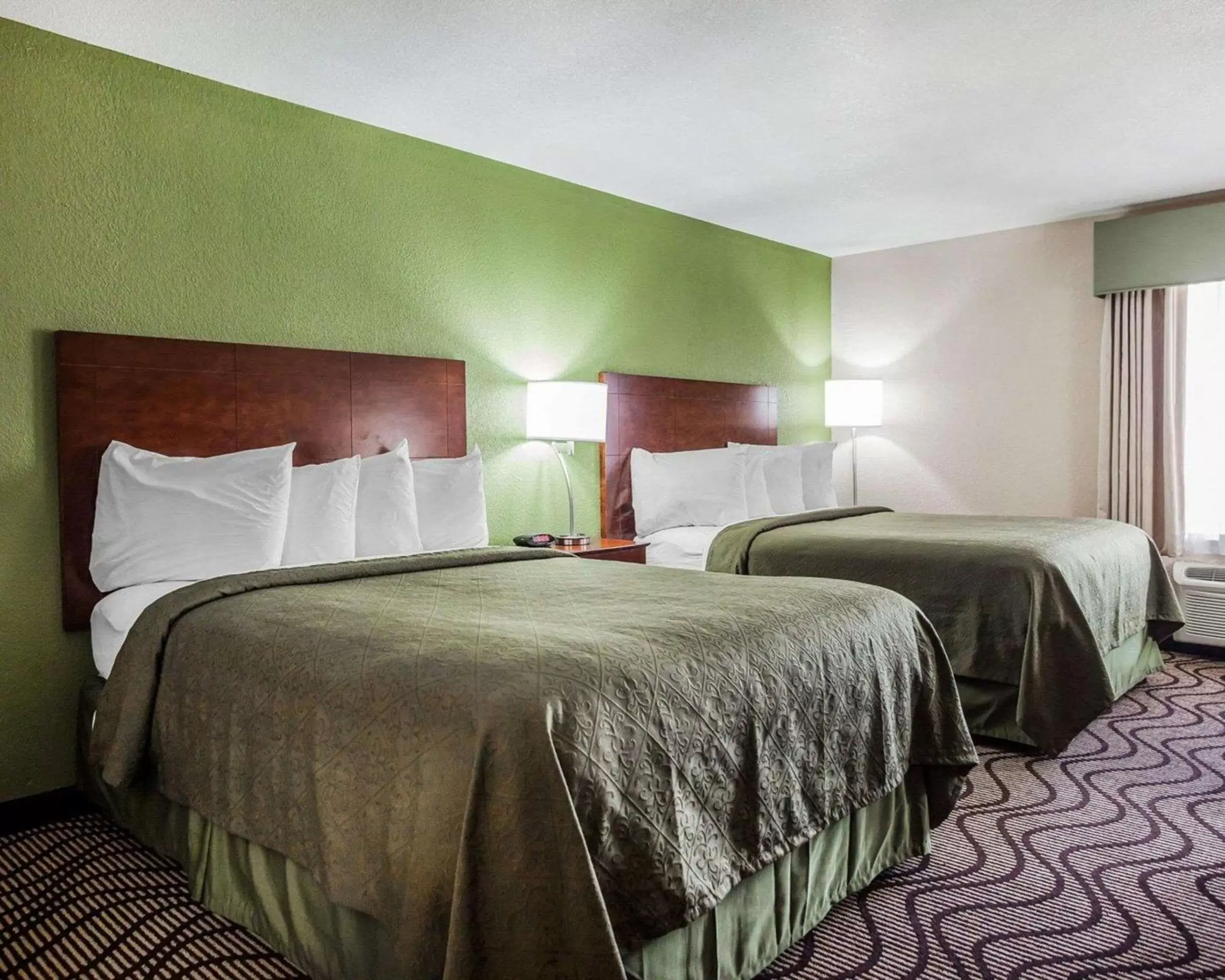 Photo of the whole room, Bed in Quality Inn & Suites Altoona - Des Moines