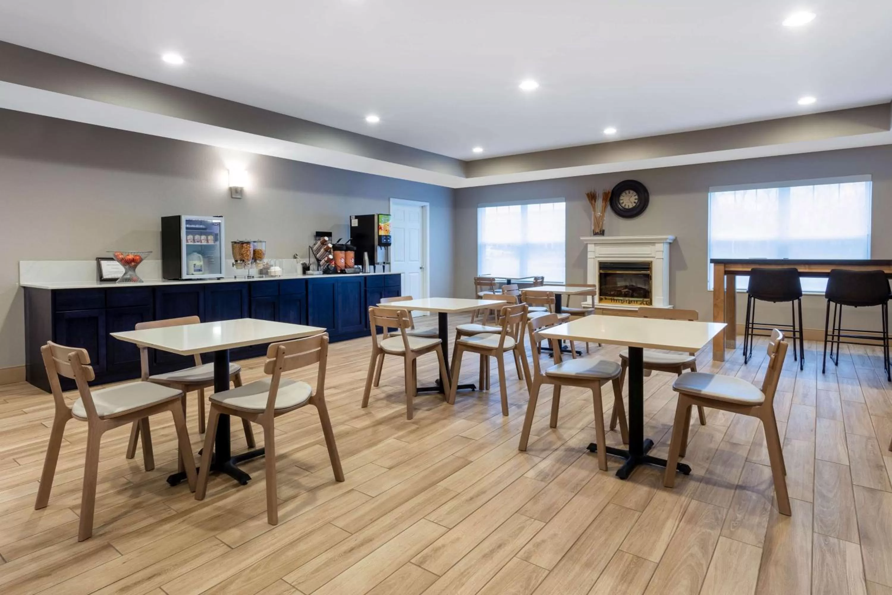 Restaurant/places to eat in AmericInn by Wyndham Fulton Clinton