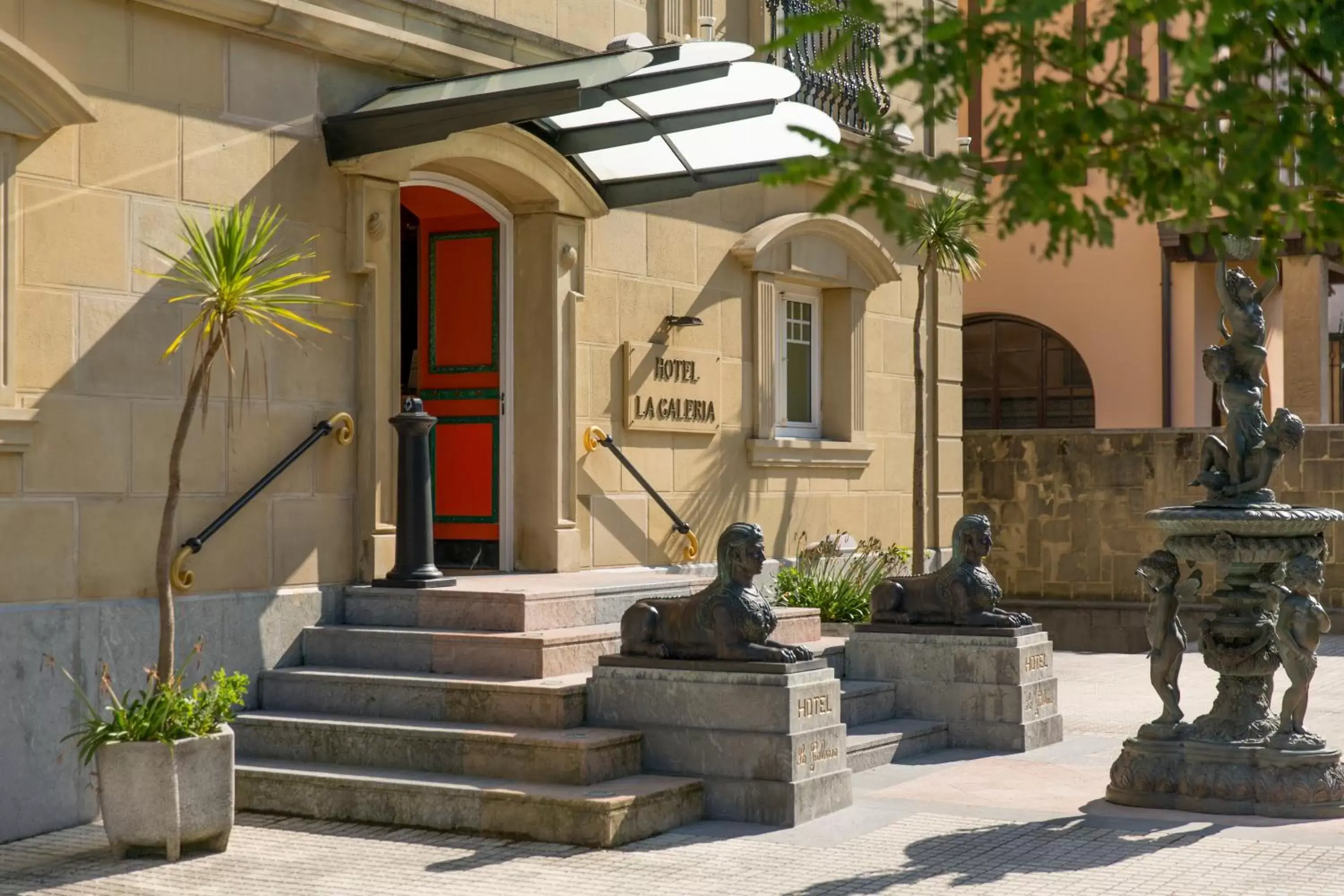 Facade/entrance in La Galería