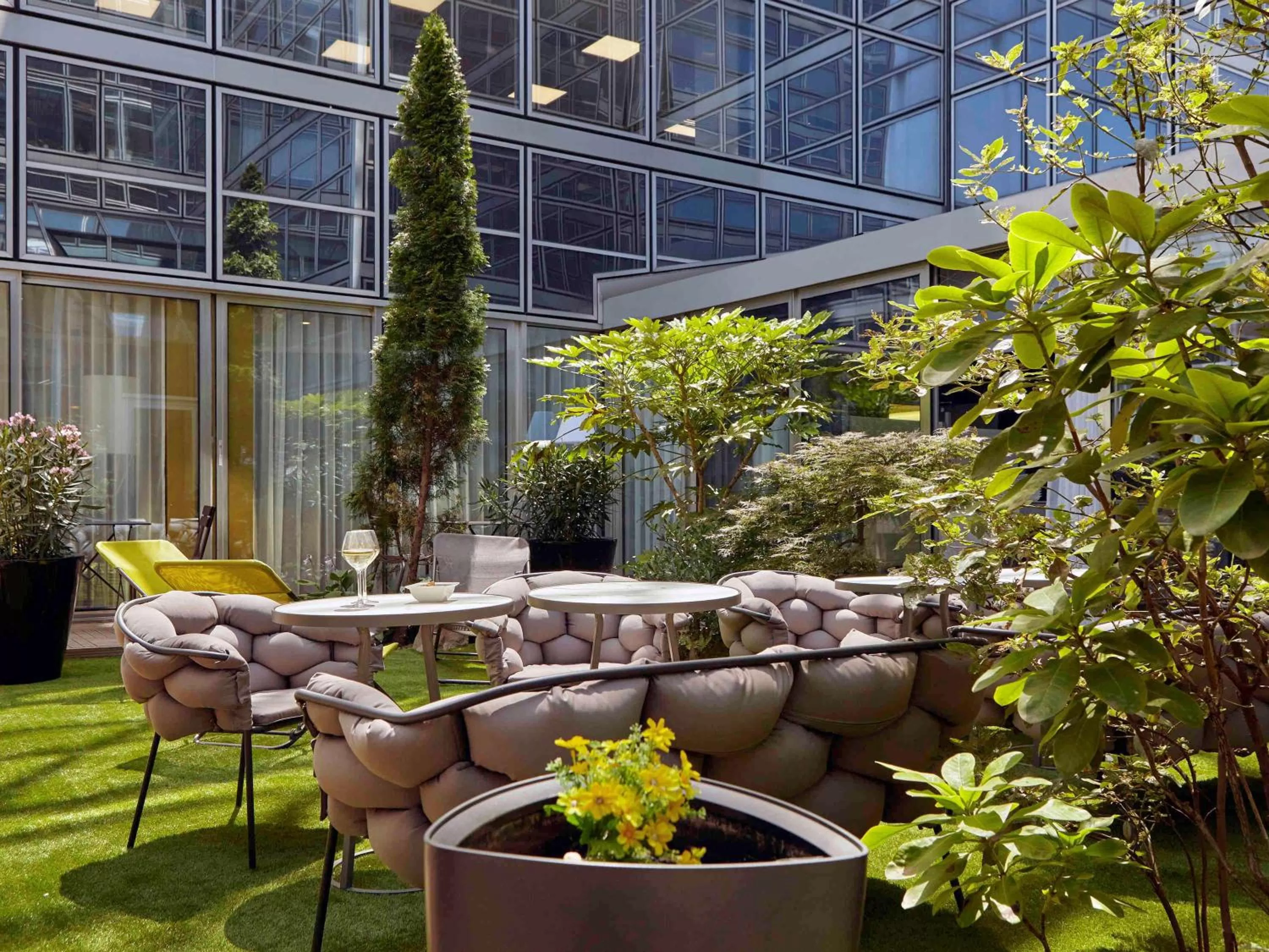 Lounge or bar in Mercure Paris la Défense Grande Arche