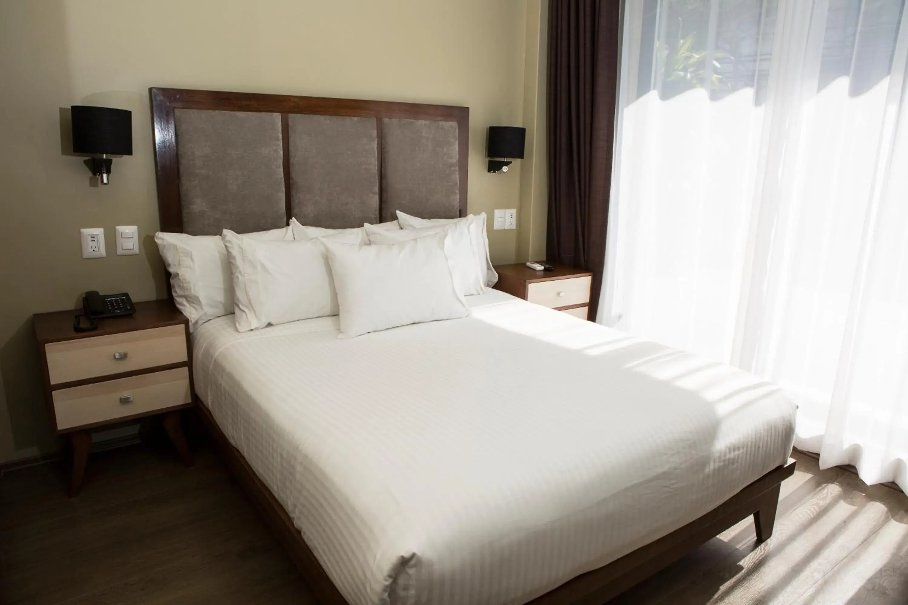 Photo of the whole room, Bed in Suites Lerma