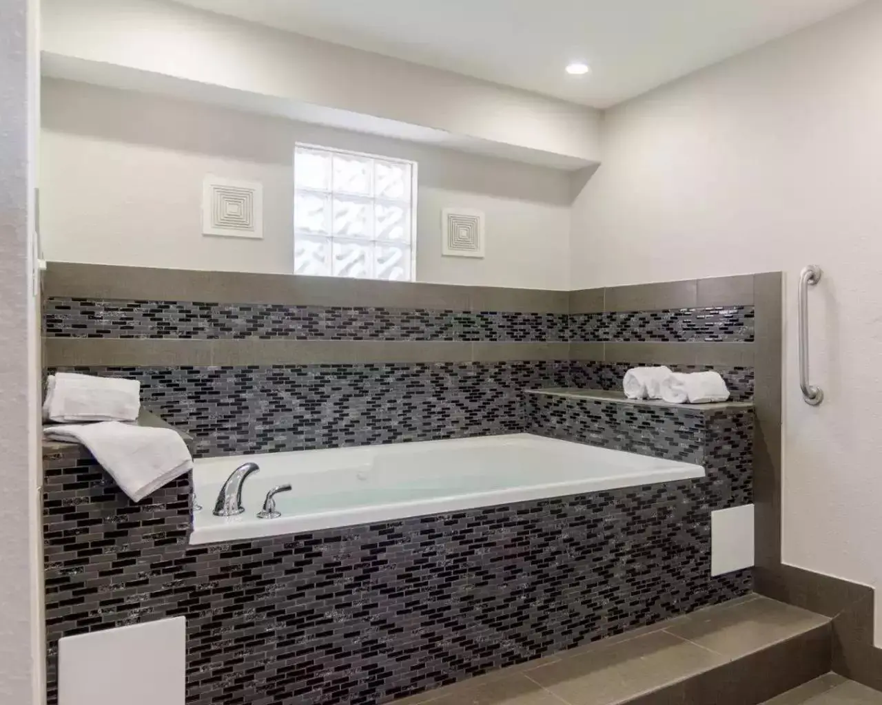 Bath, Bathroom in Econo Lodge Russellville I-40