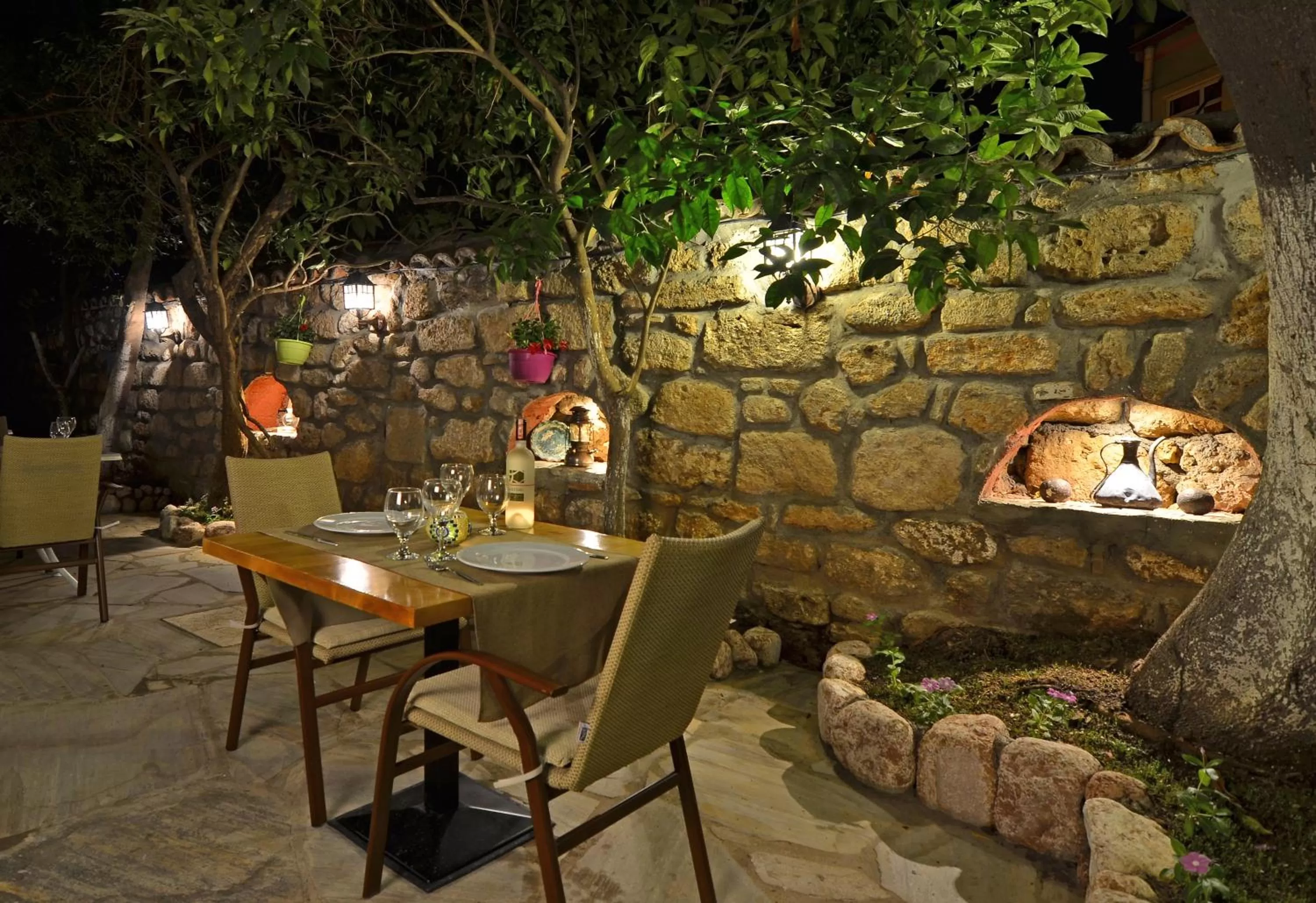 Restaurant/places to eat in Mia Hotel