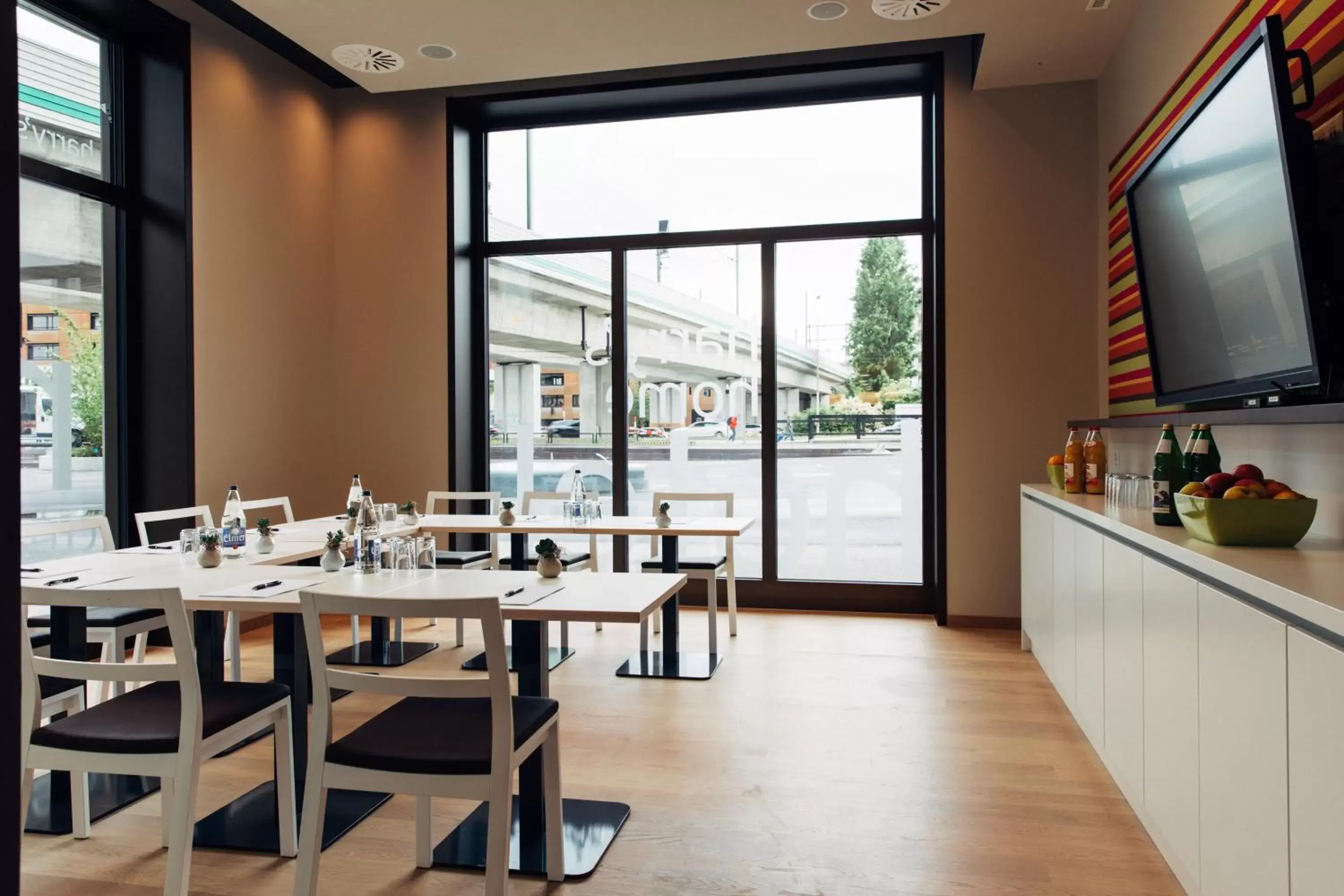 Property building, Restaurant/Places to Eat in harry's home Zürich-Wallisellen