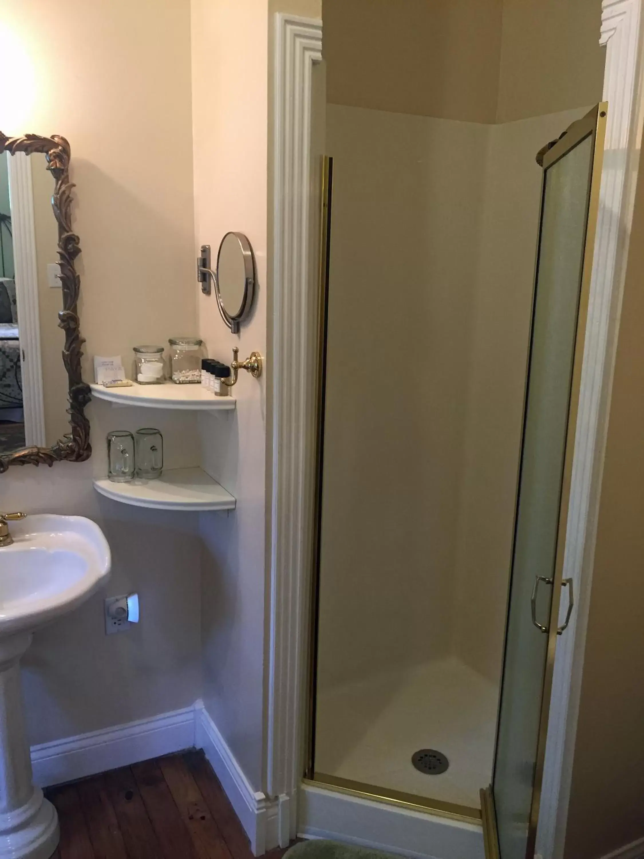 Shower, Bathroom in White Oak Manor Bed and Breakfast