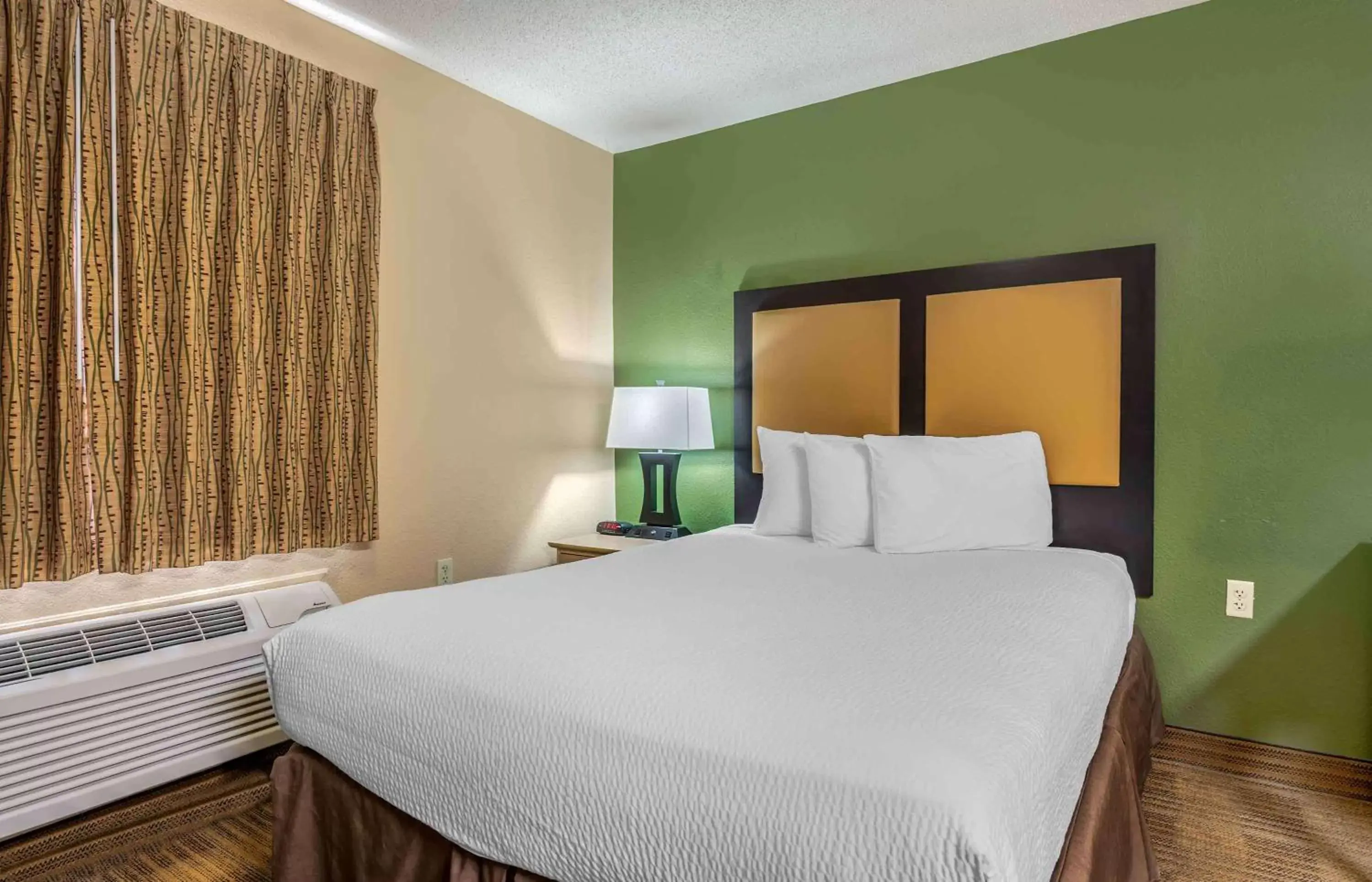 Bedroom, Bed in Extended Stay America Suites - Evansville - East