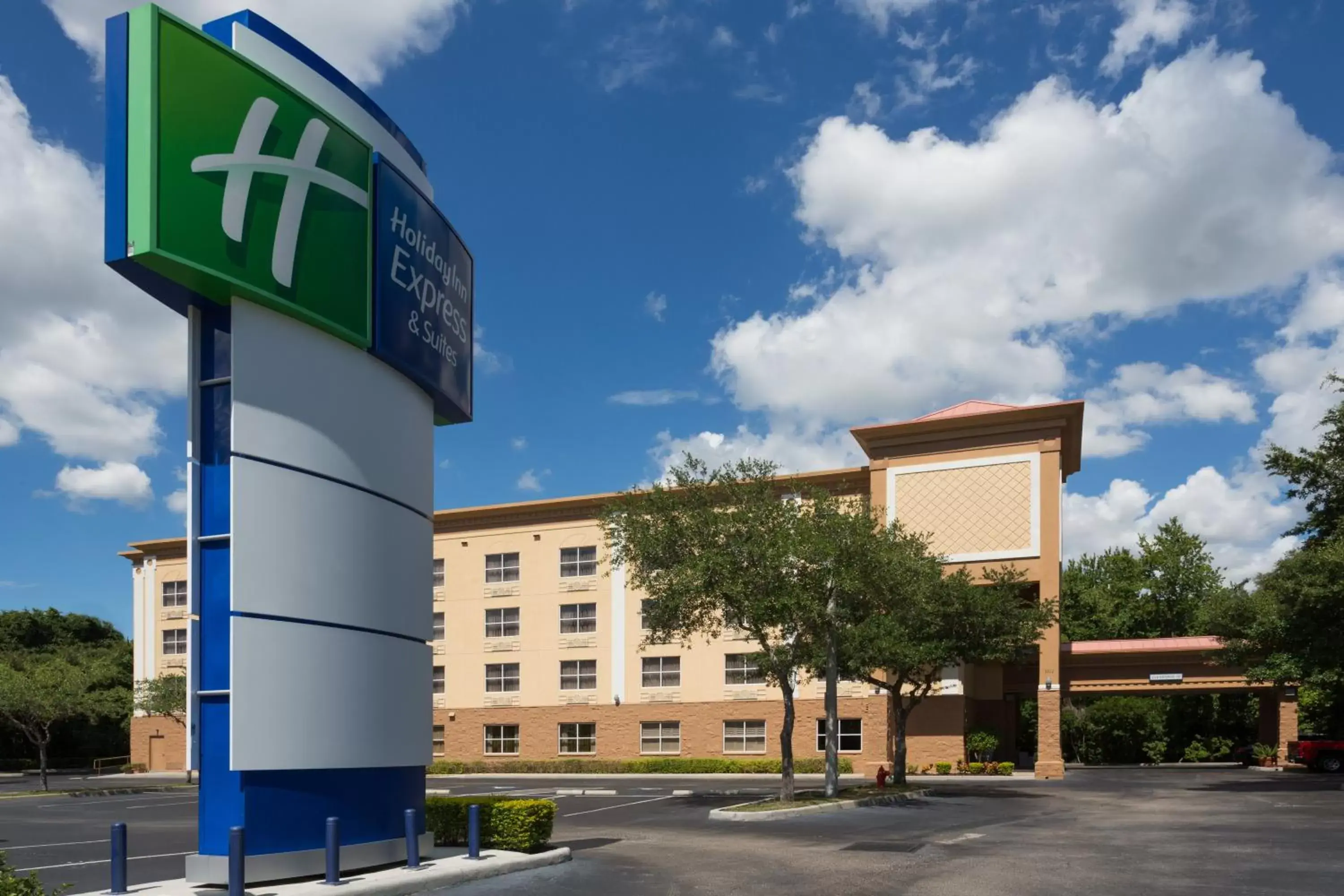 Property Building in Holiday Inn Express & Suites Plant City, an IHG Hotel
