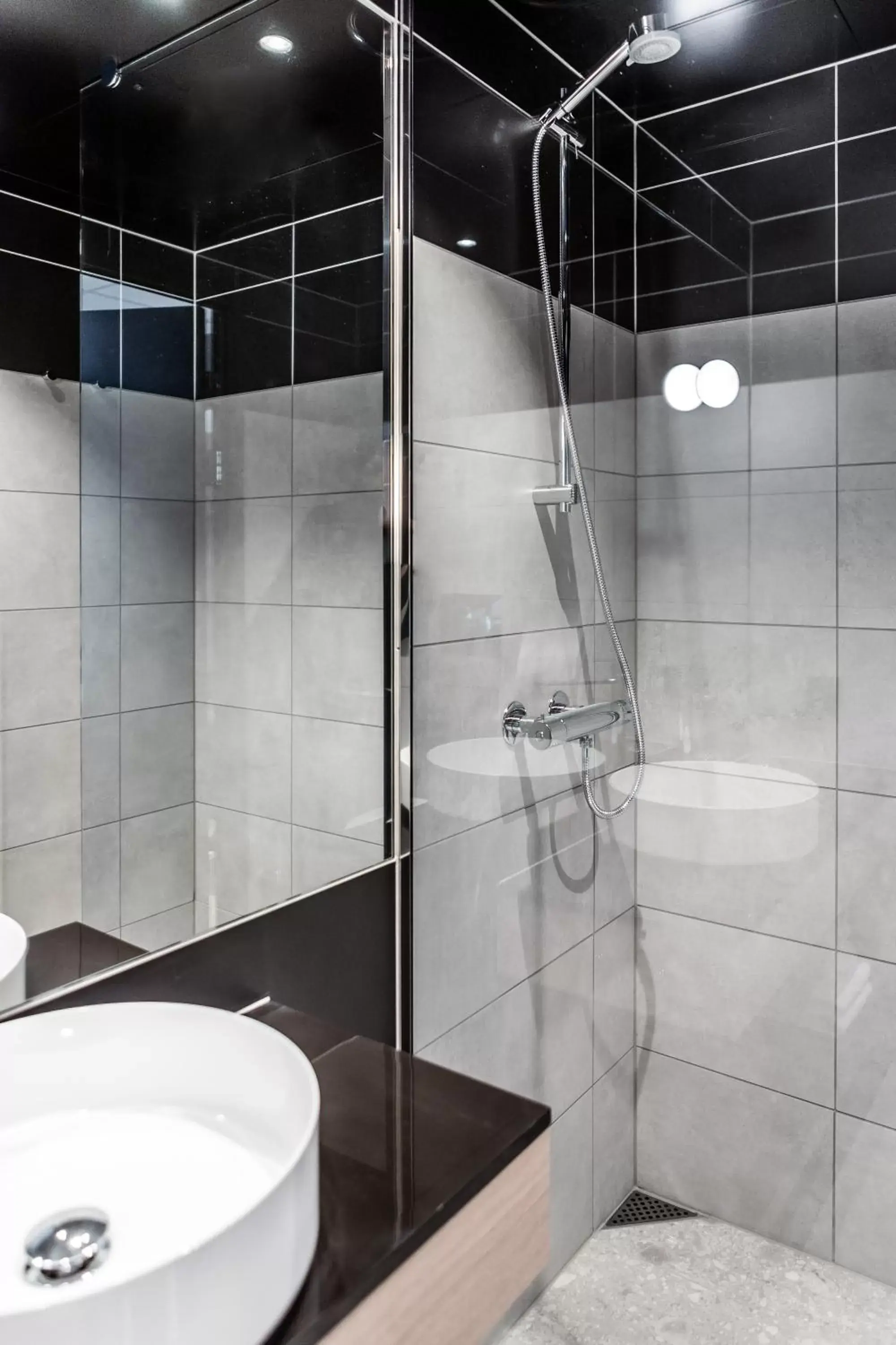 Shower, Bathroom in Quality Hotel Hasle Linie