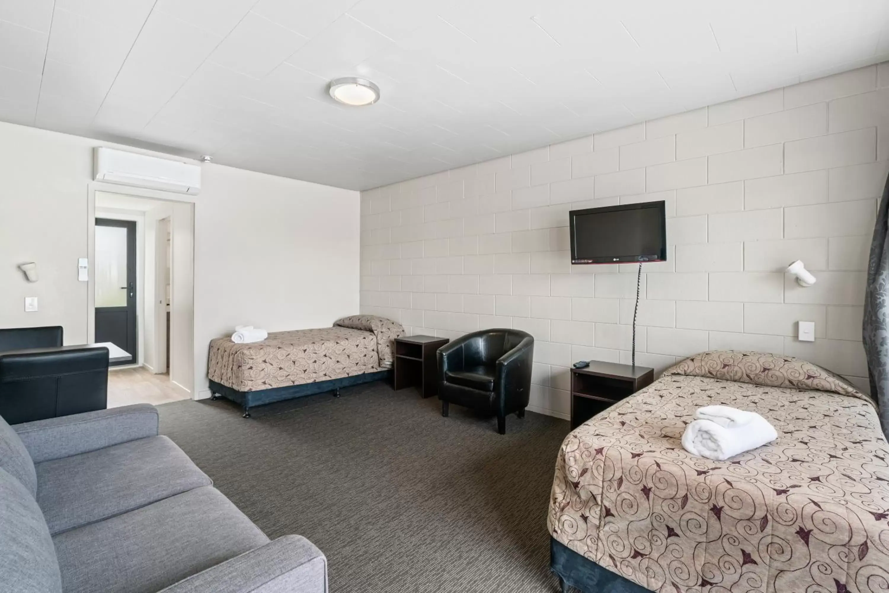 Living room, Seating Area in Queenstown Motel Apartments