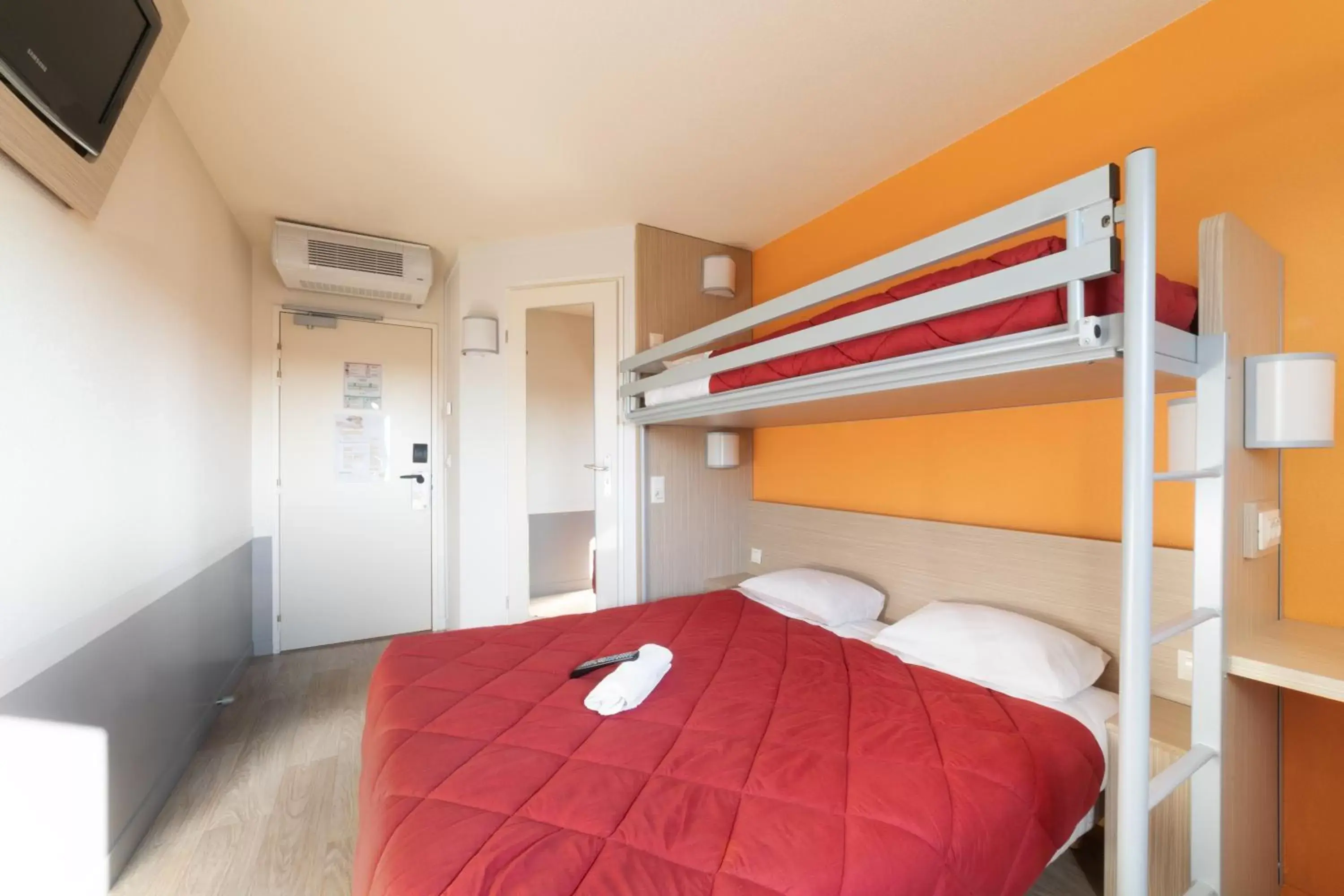 Photo of the whole room, Bunk Bed in Premiere Classe Maubeuge