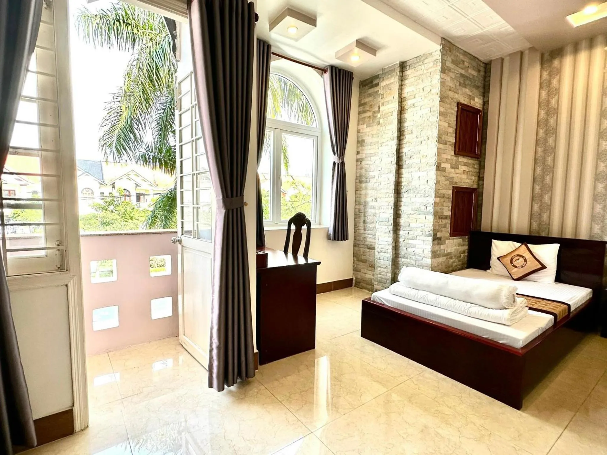 Balcony/Terrace, Bed in Phuc Hung Hotel