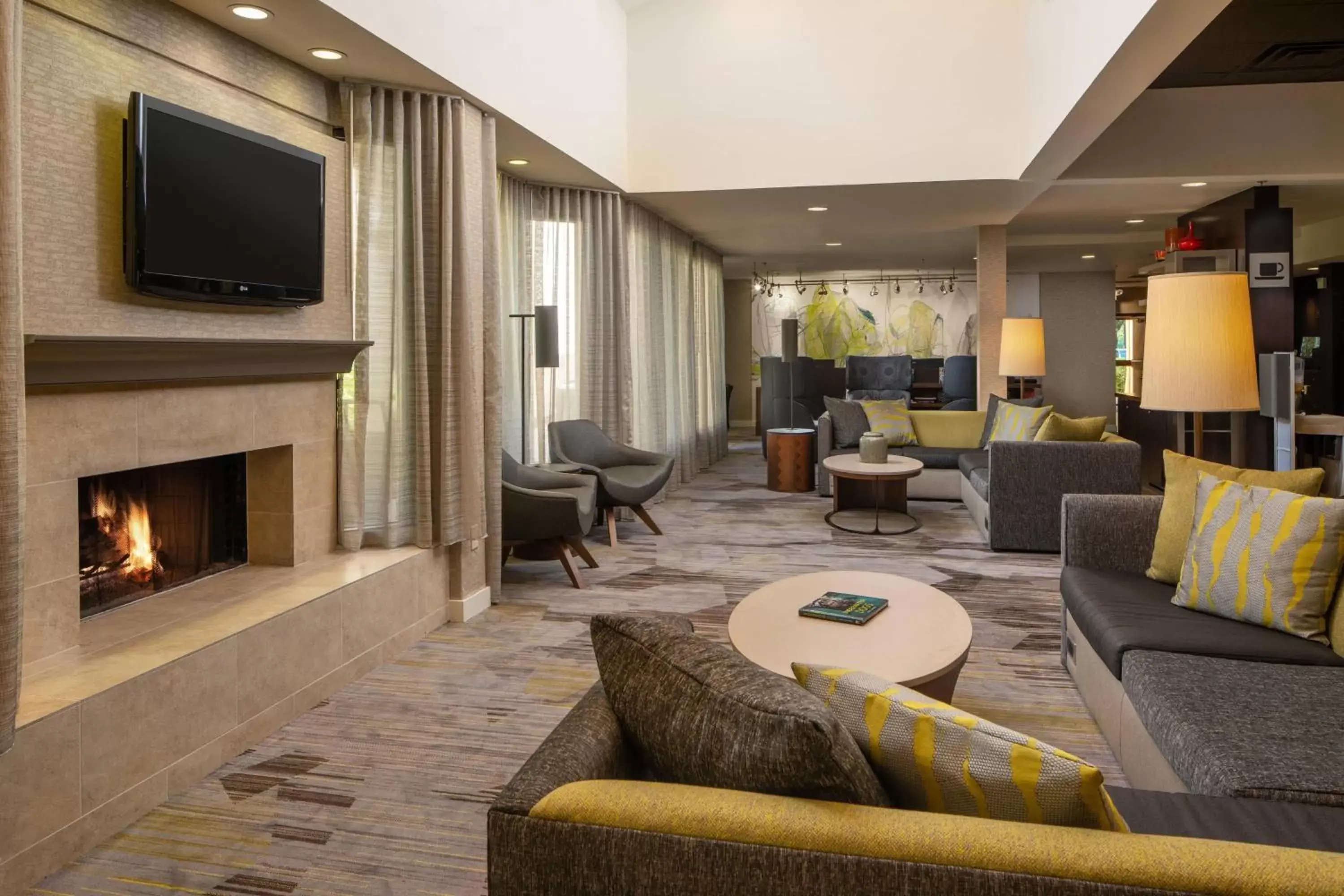 Lobby or reception, Lounge/Bar in Courtyard by Marriott Jacksonville at the Mayo Clinic Campus/Beaches