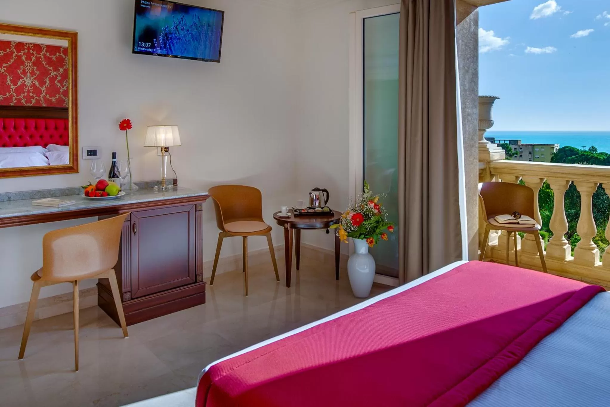 TV and multimedia, Bed in La Paloma Blanca Hotel