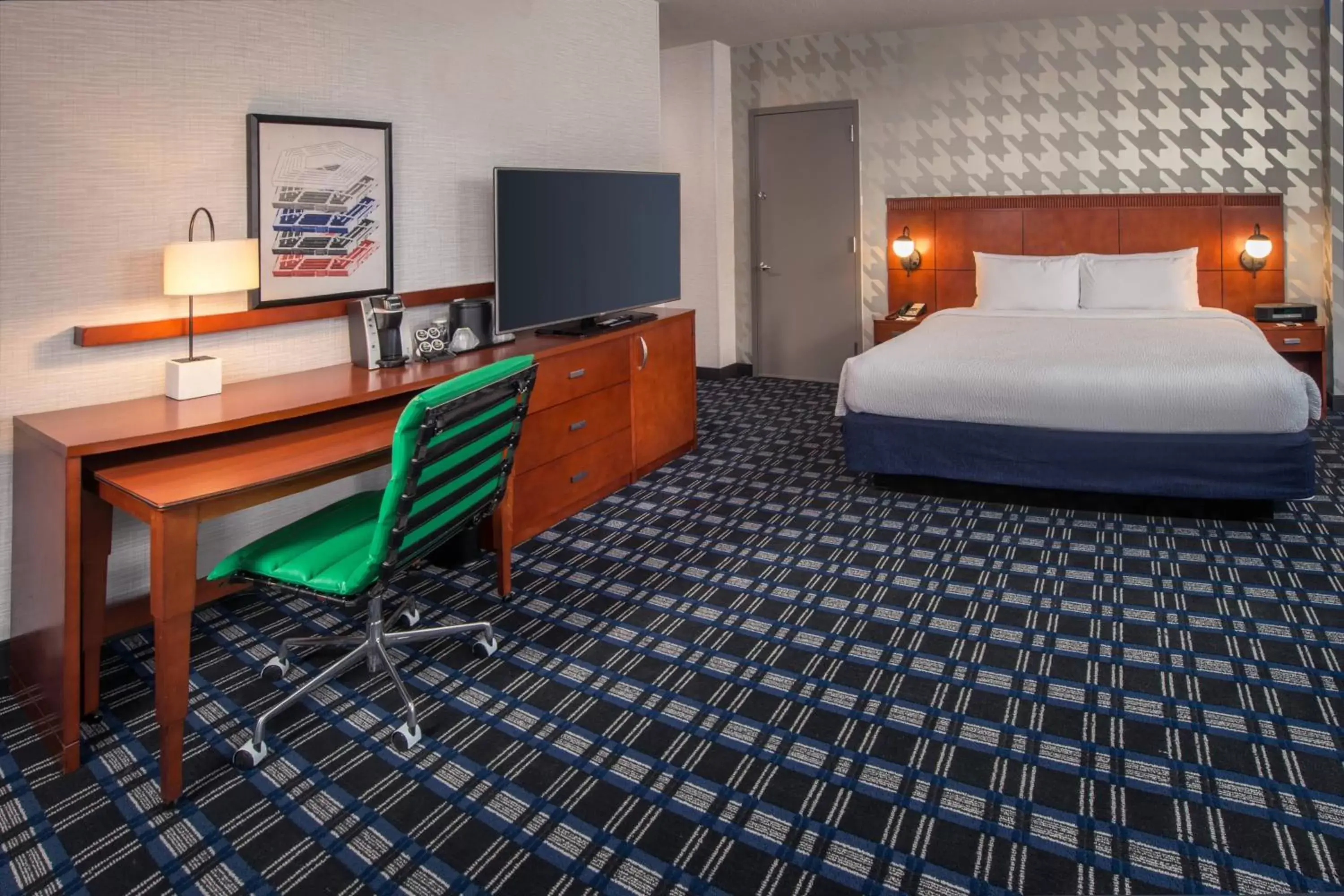 Photo of the whole room, Bed in Courtyard Arlington Crystal City/Reagan National Airport