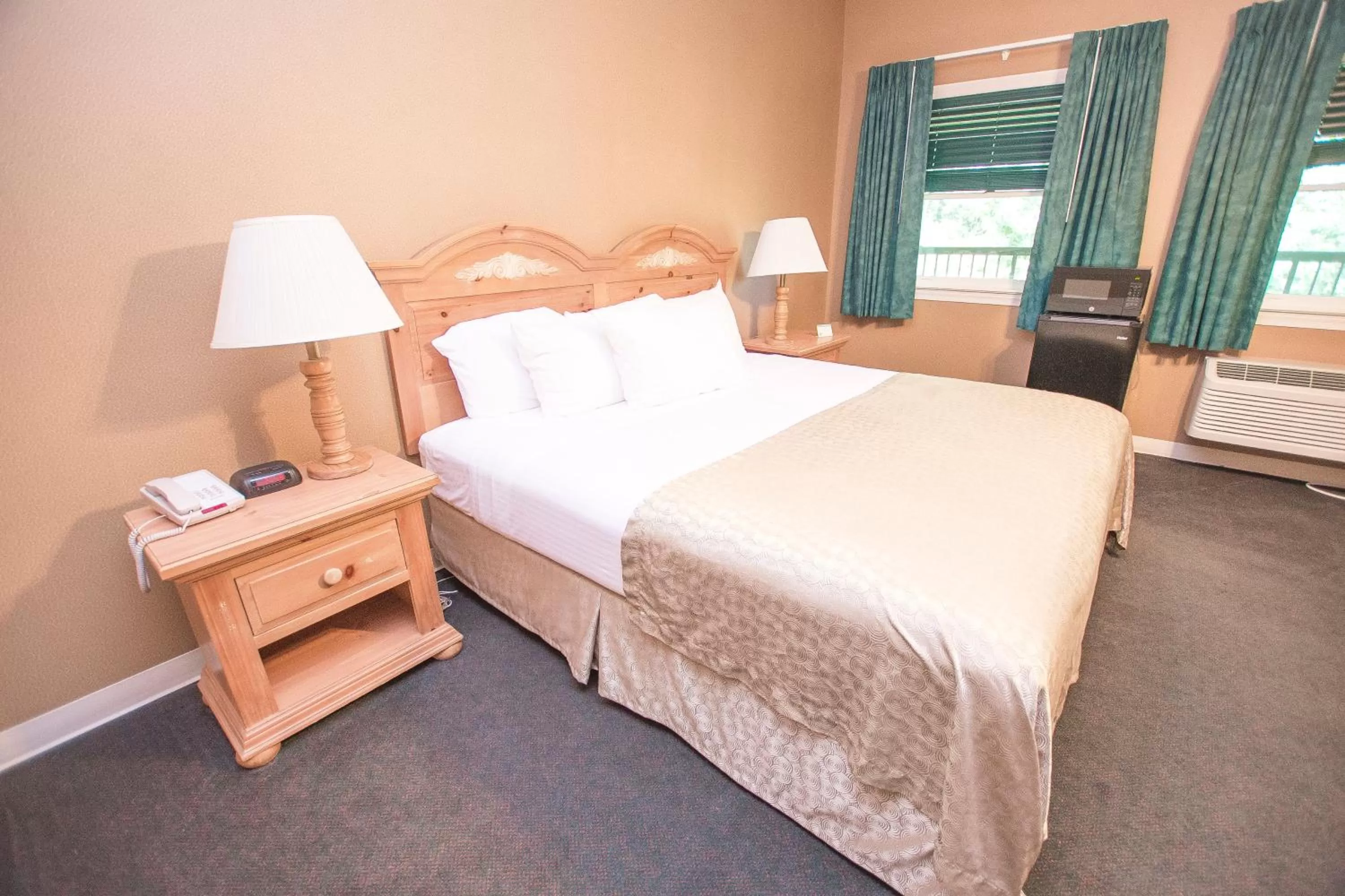 Bed in Lake Chatuge Lodge