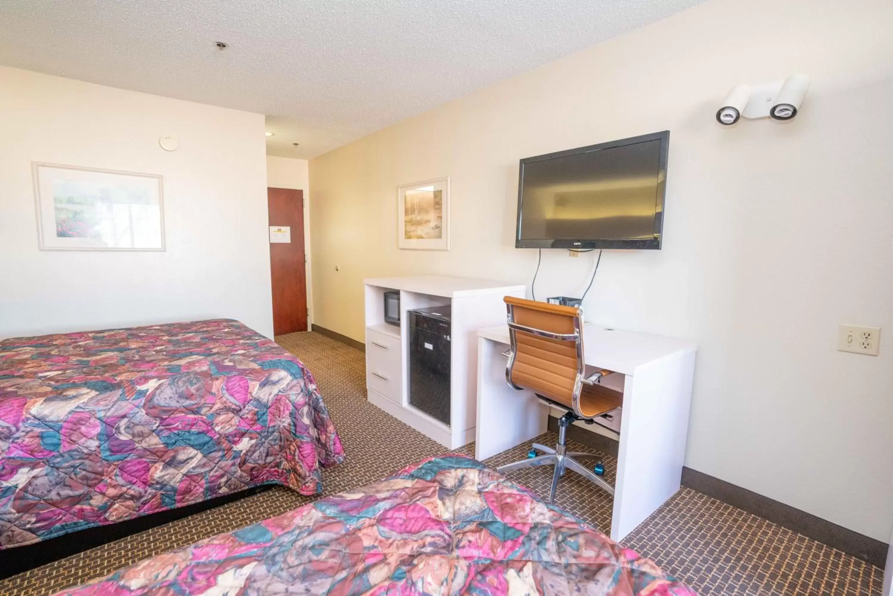 Bed in Regency Inn & Suites DFW Bed in Regency Inn & Suites DFW