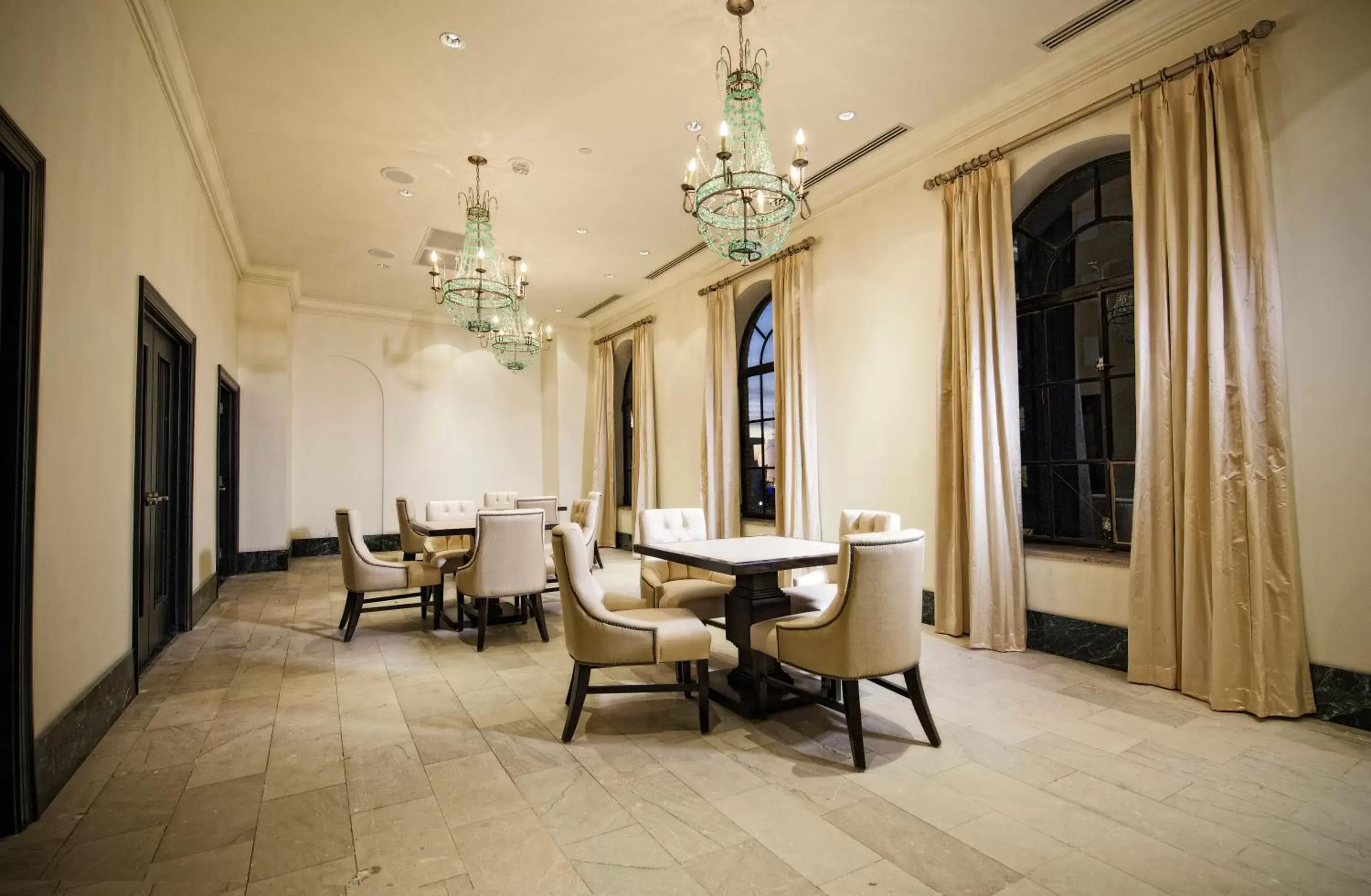 Restaurant/places to eat, Seating Area in The Mayo Hotel