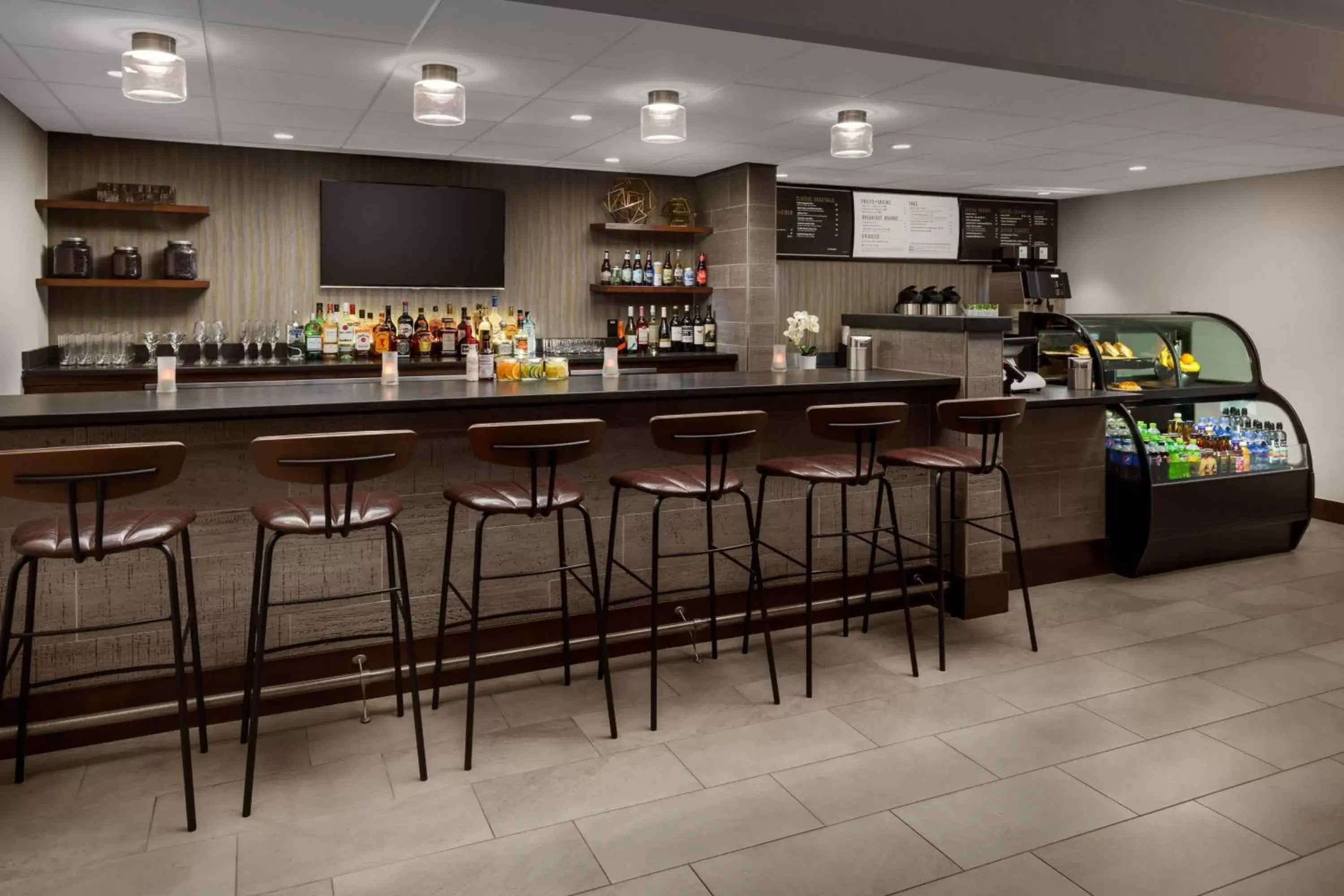 Restaurant/places to eat, Lounge/Bar in Courtyard Manchester-Boston Regional Airport