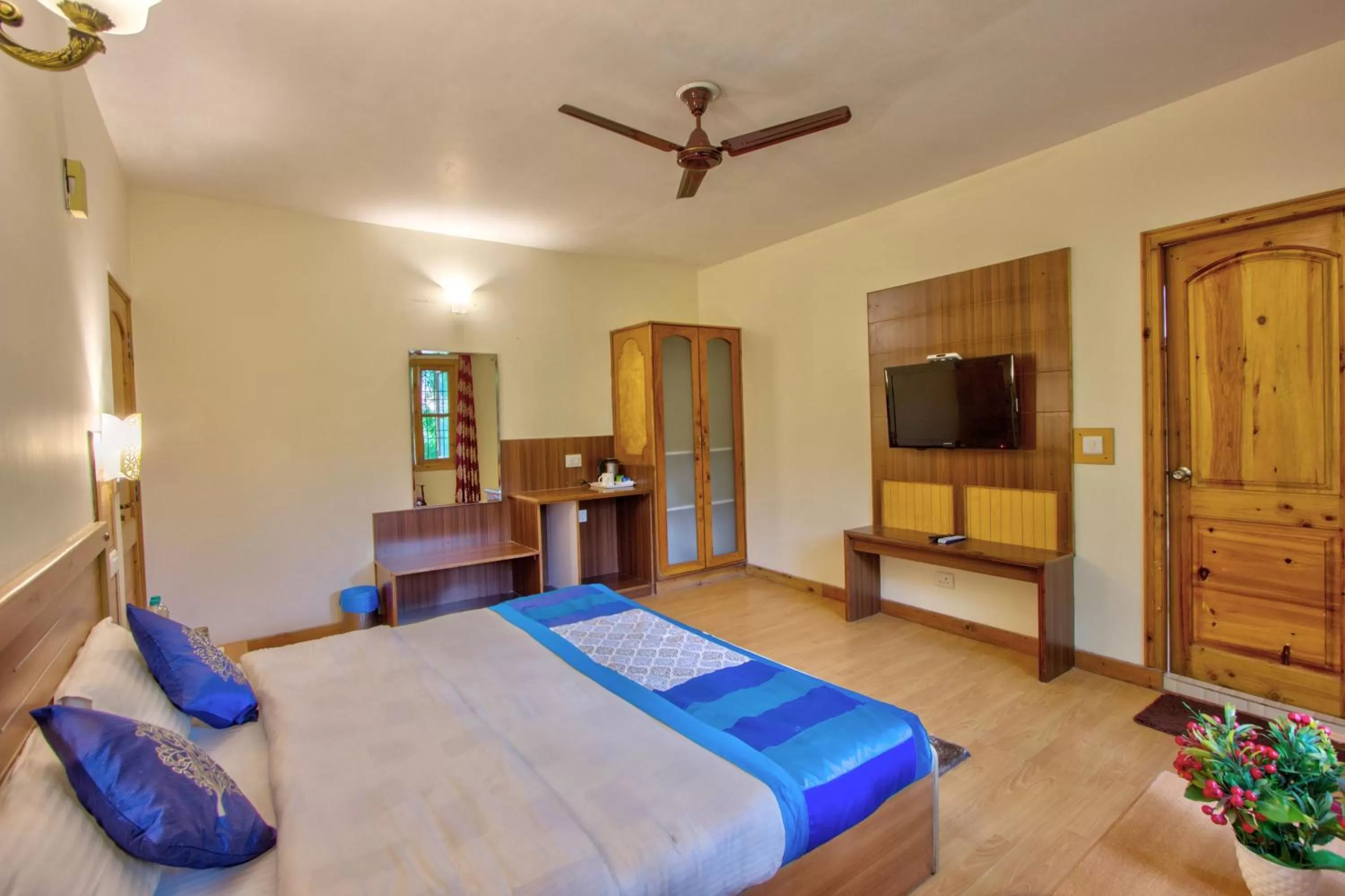 Photo of the whole room, Bed in Woodstock Inn Manali 800 Mtrs from Mall Road