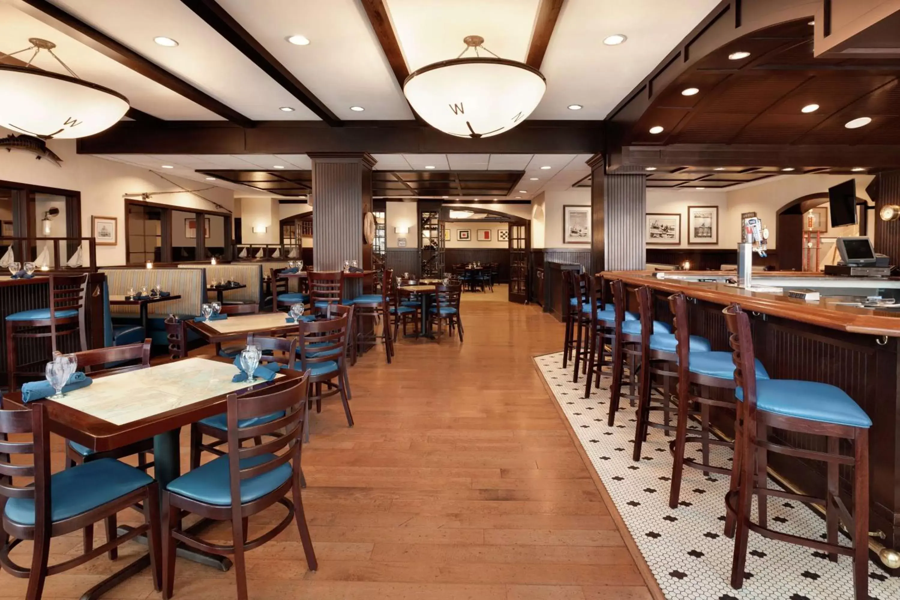 Lounge or bar, Restaurant/Places to Eat in DoubleTree by Hilton Hotel Annapolis