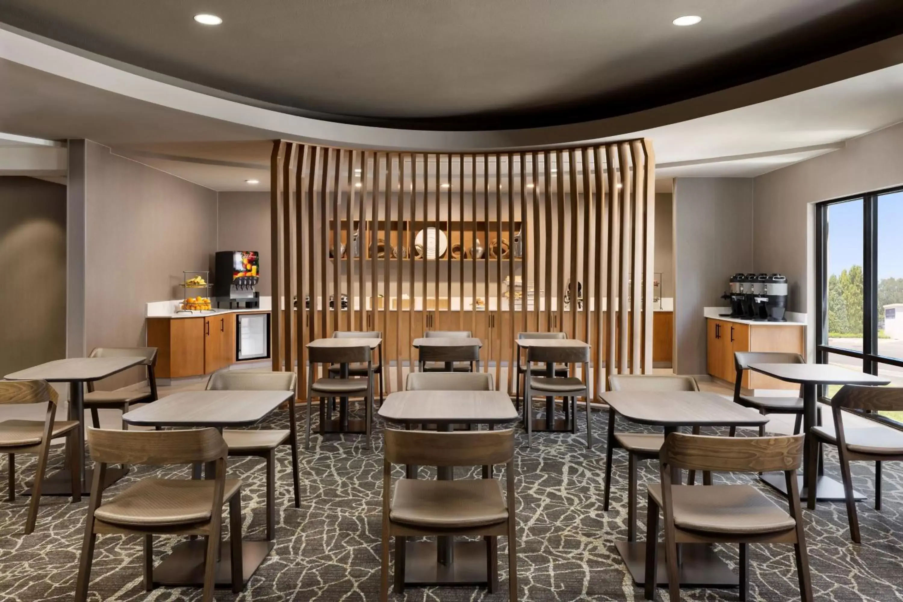 Breakfast, Lounge/Bar in SpringHill Suites Fresno
