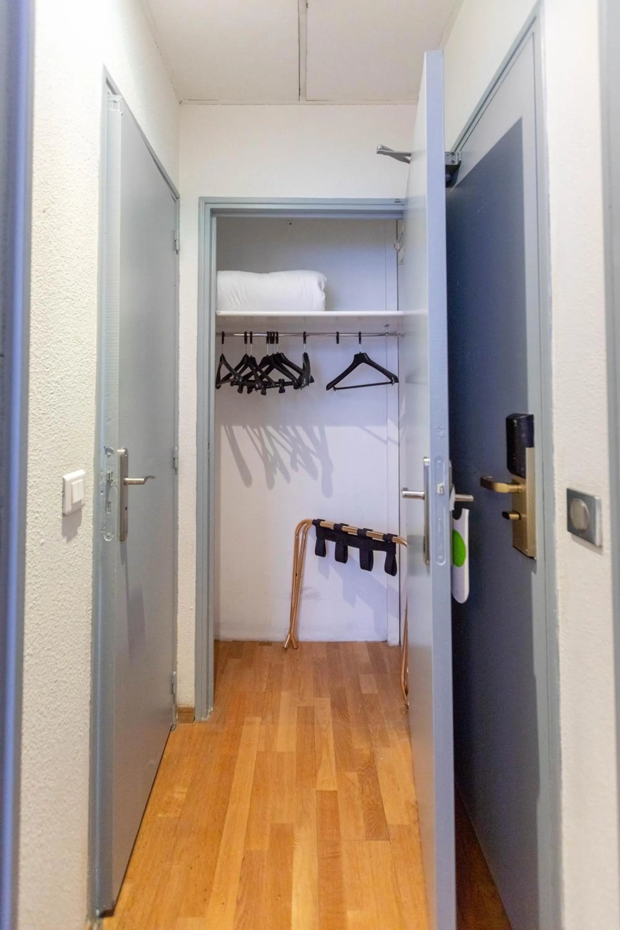 Bed in Hôtel Edmond Rostand