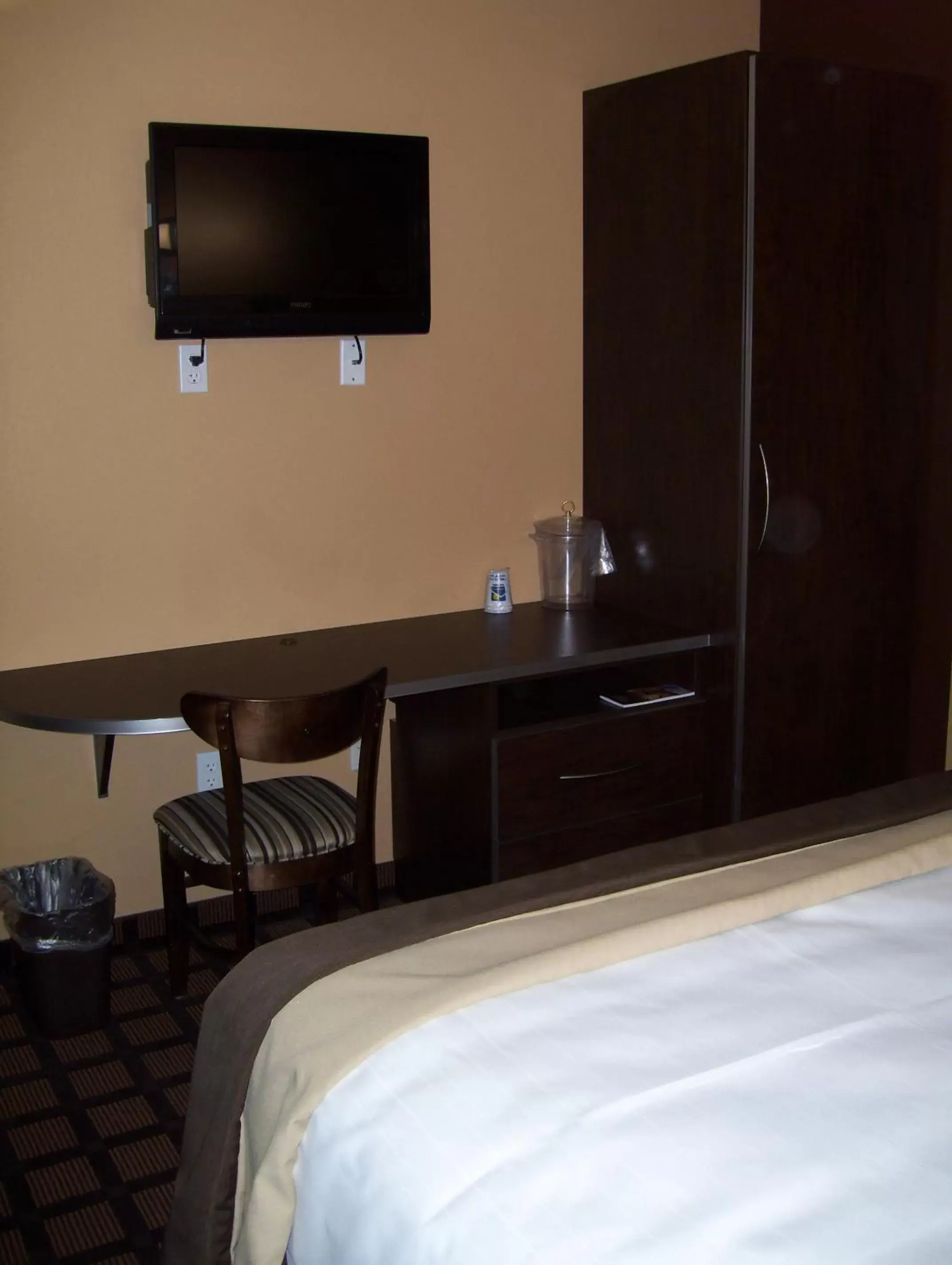 Bed, TV/Entertainment Center in Microtel Inn & Suites Quincy by Wyndham