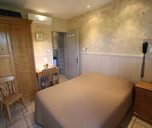 Bed in Logis Hotel Restaurant Hostellerie de la Tour