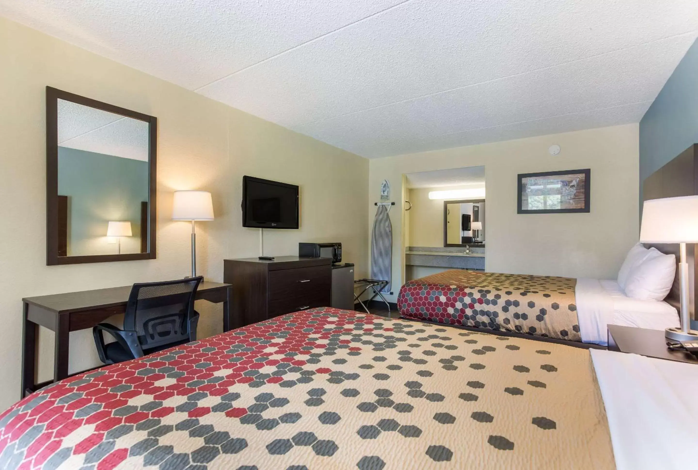 Photo of the whole room, Bed in Econo Lodge Gallatin - Metro Nashville