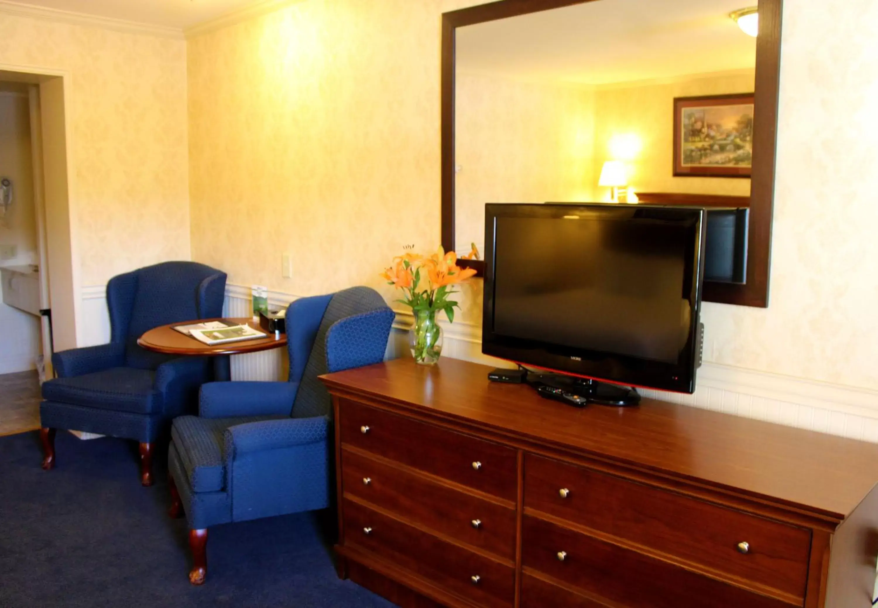 TV and multimedia, TV/Entertainment Center in SHERWOOD MOTEL