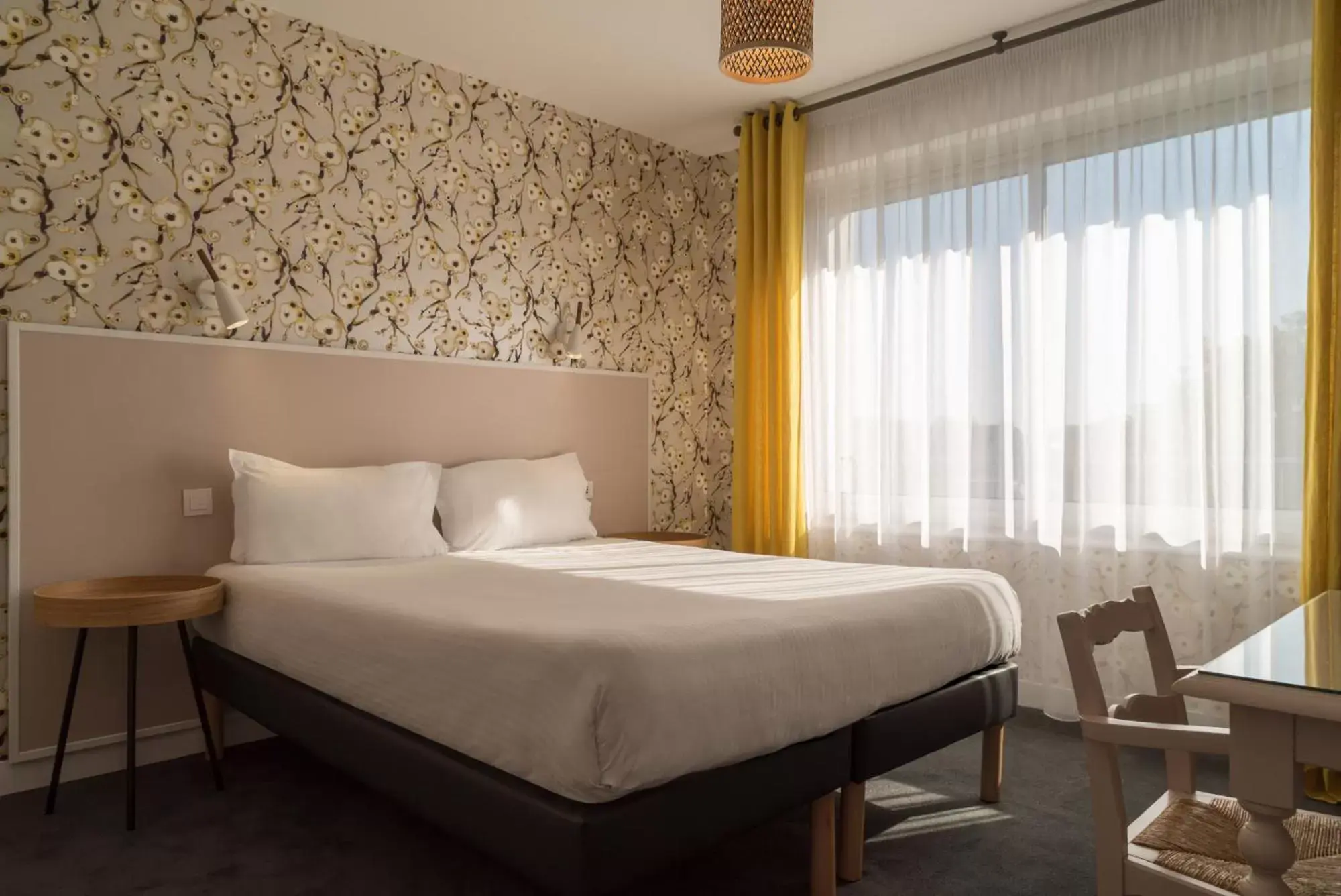 Bedroom, Bed in The Originals City, Hôtel Armen Le Triton, Roscoff (Inter-Hotel)