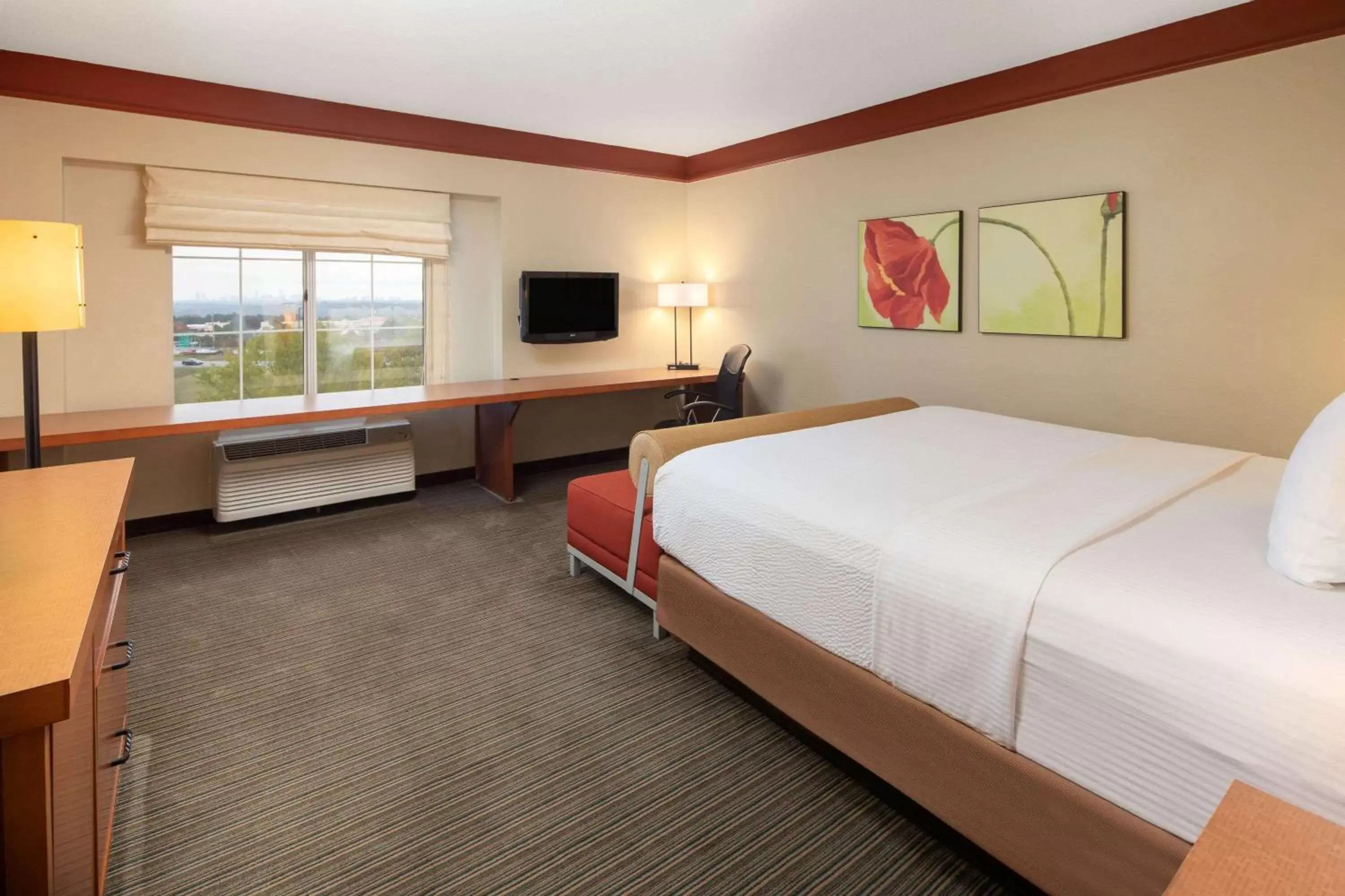 Photo of the whole room, Bed in La Quinta by Wyndham Atlanta Ballpark/Galleria