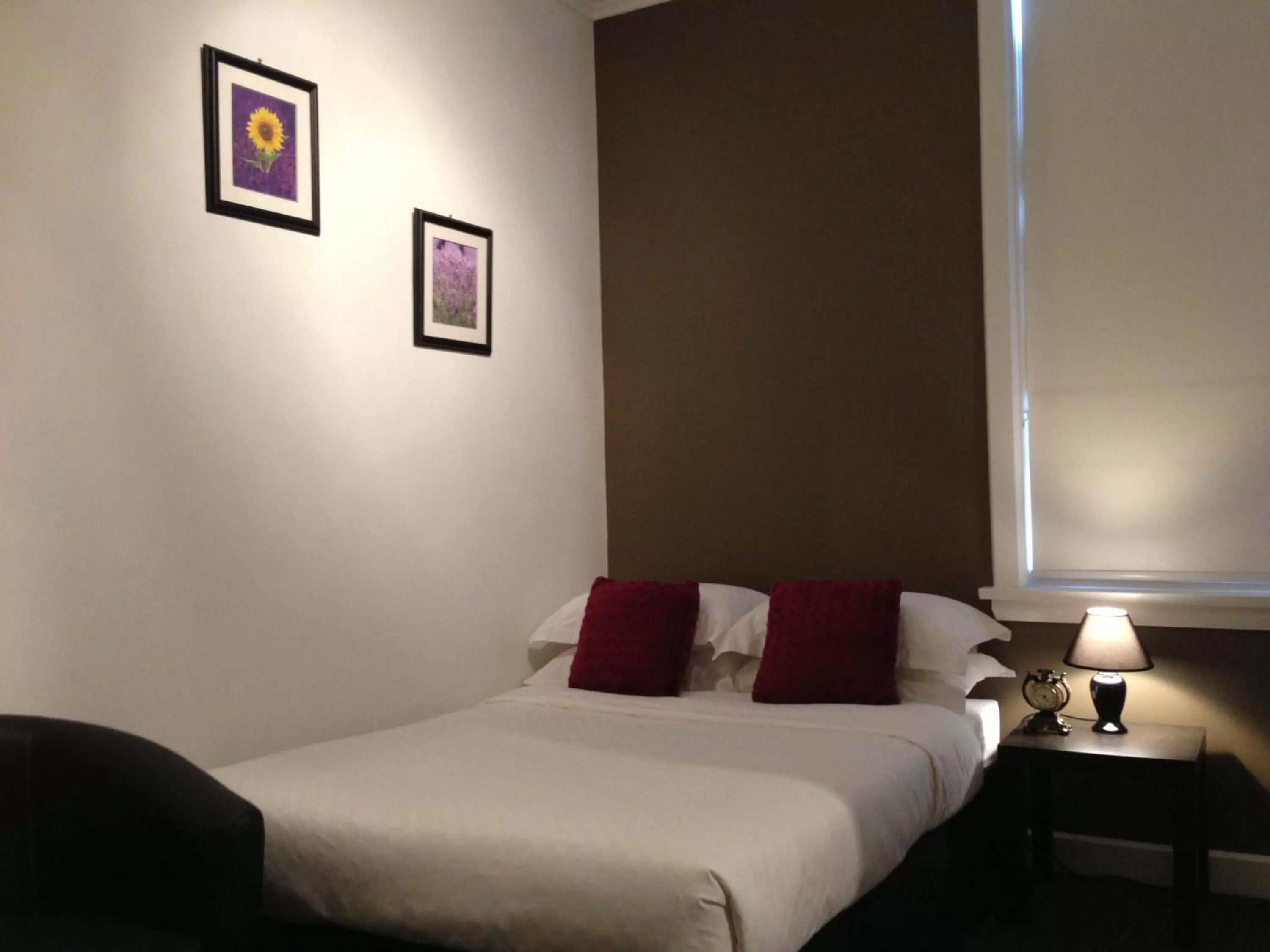 Bedroom, Bed in Centennial Inn on Bathurst