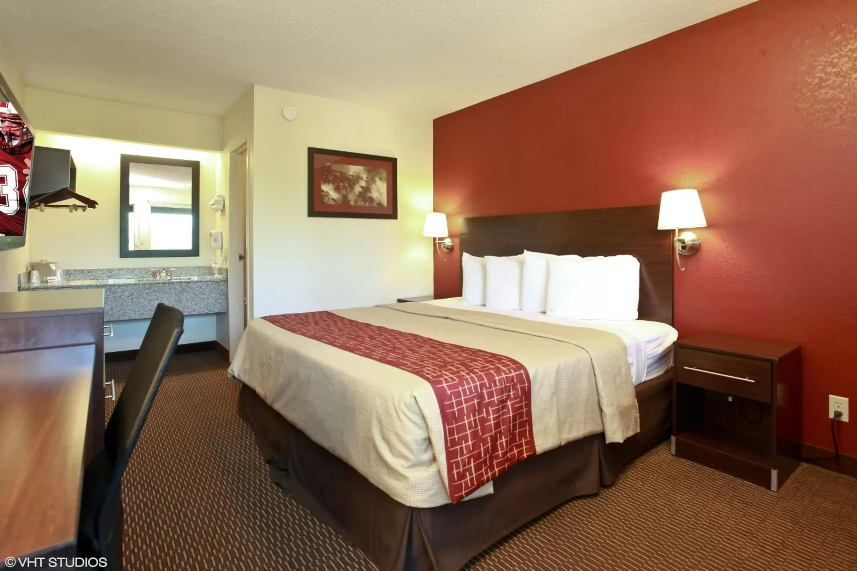 Photo of the whole room, Bed in Red Roof Inn Michigan City