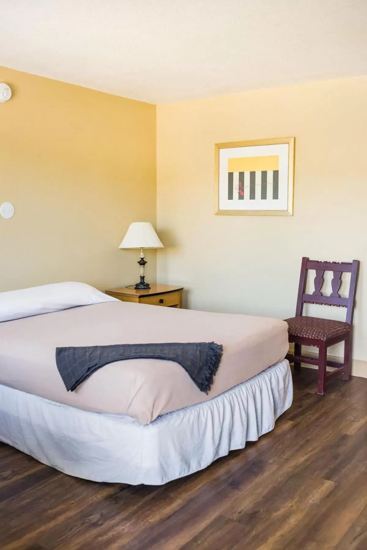 Bed in Merit Inn and Suites