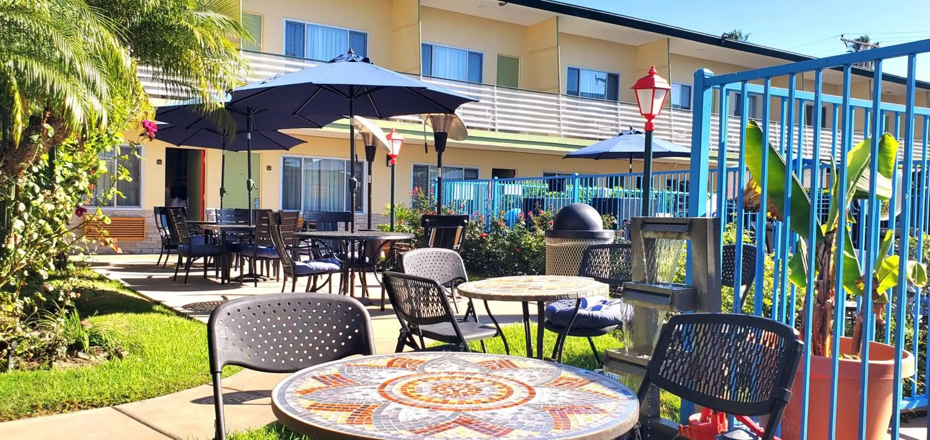 Seating area, Restaurant/Places to Eat in Quality Inn & Suites Anaheim at the Park