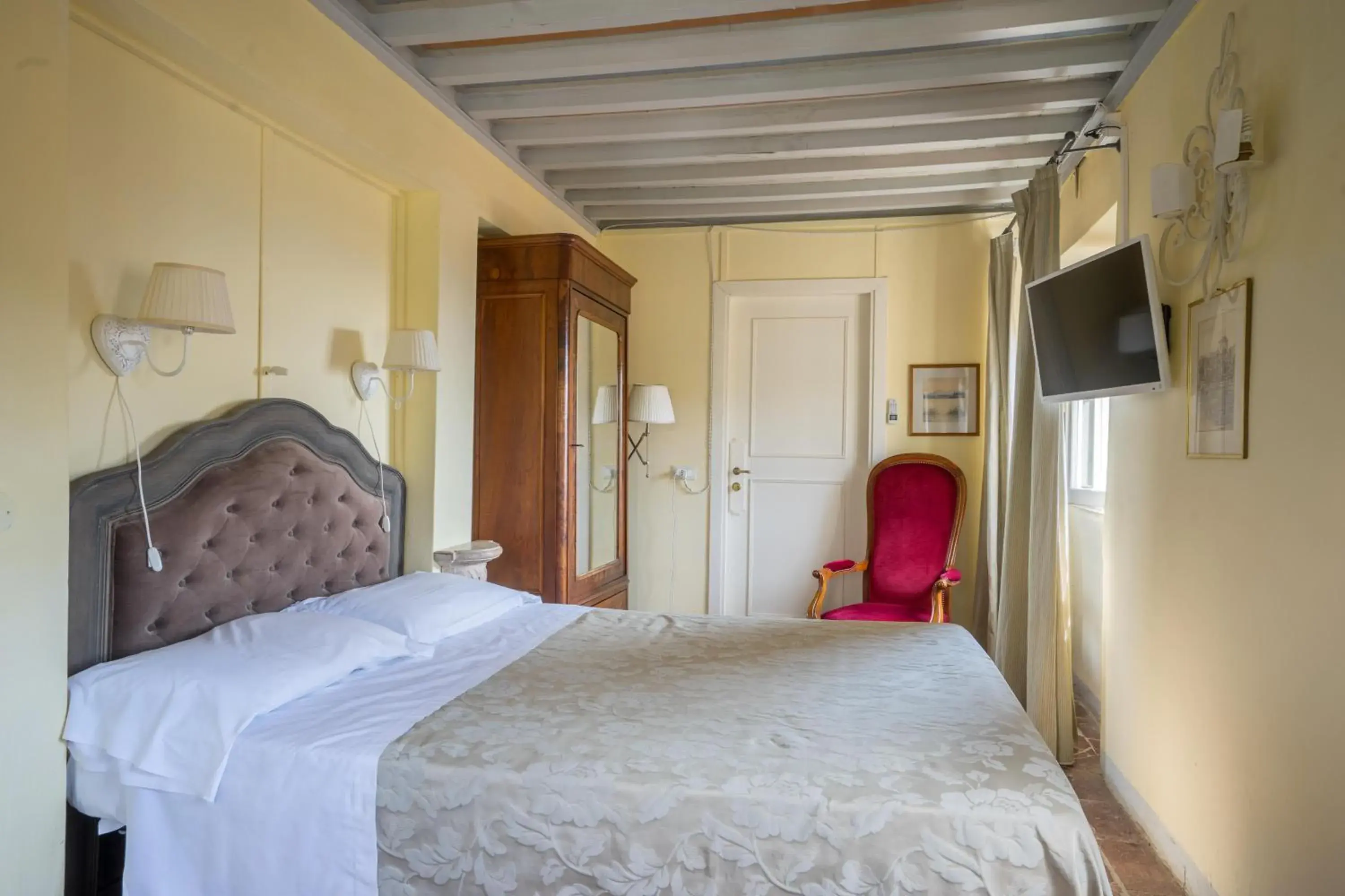 Bed in Hotel Villa Sermolli