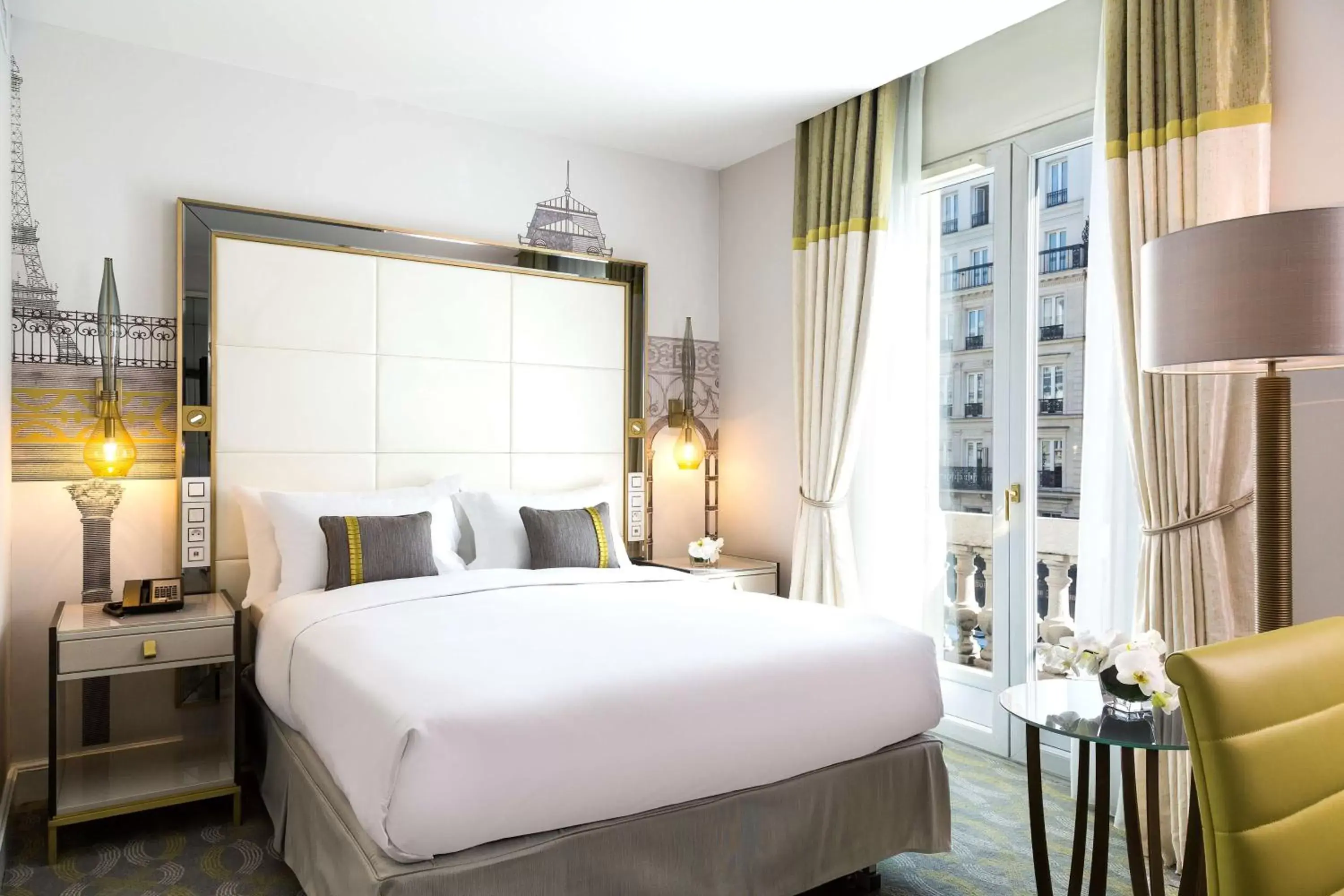 View (from property/room), Bed in Hilton Paris Opera