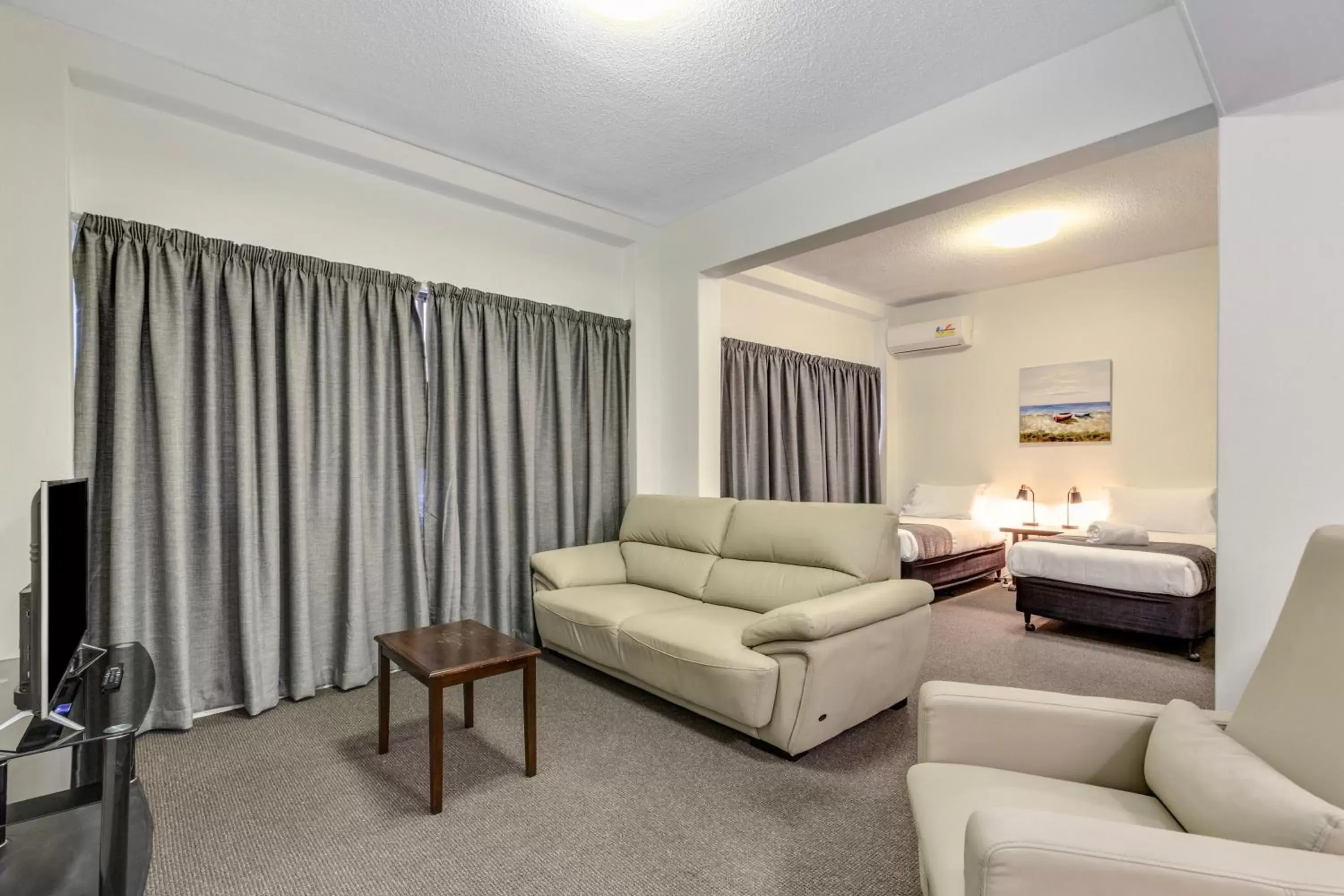 Bed, Seating Area in Rockhampton Riverside Central Hotel