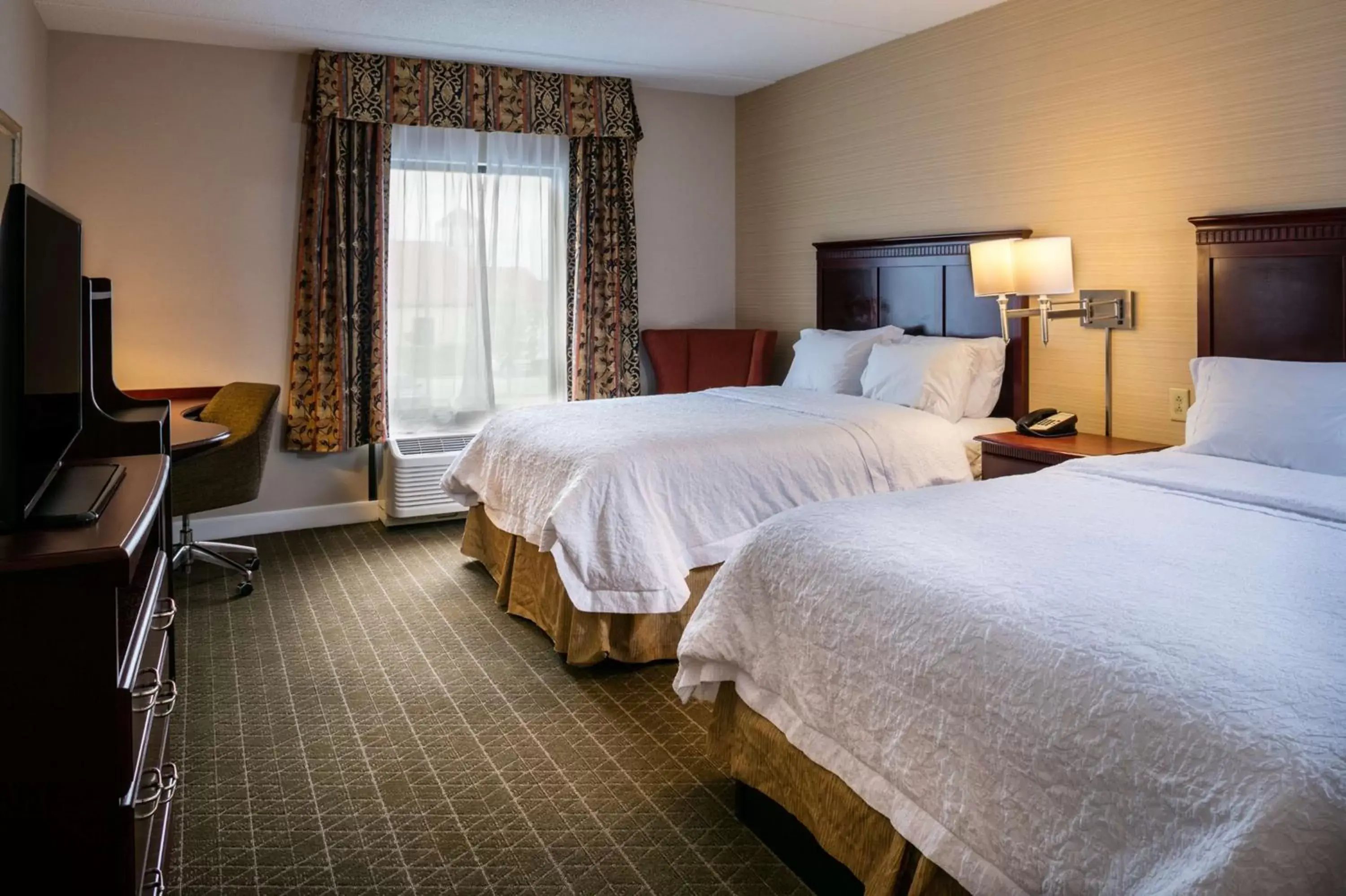 Bed in Hampton Inn & Suites Toledo-Perrysburg
