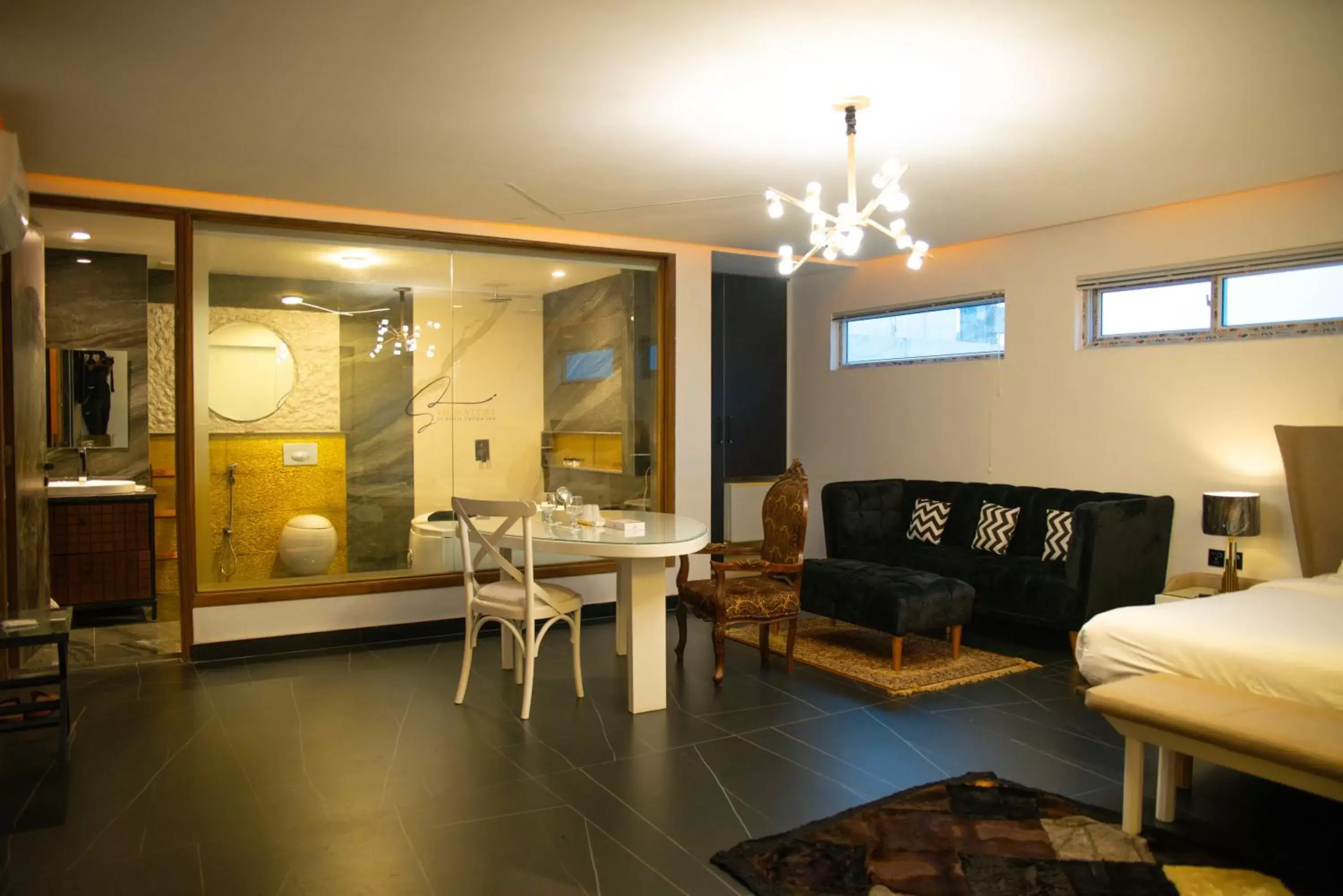 Living room, Seating Area in Hotel Crown Inn