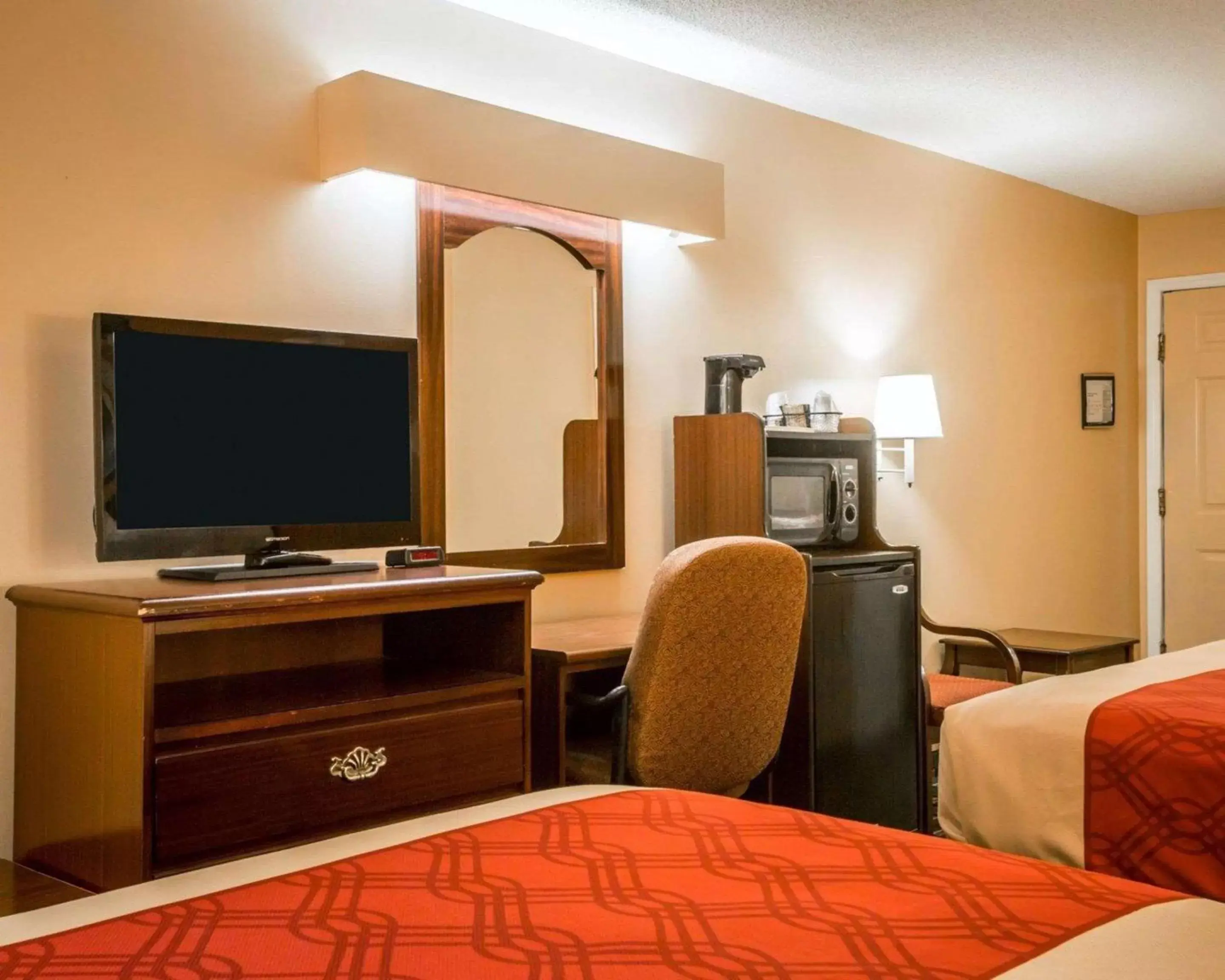 Photo of the whole room, TV/Entertainment Center in Econo Lodge Eufaula