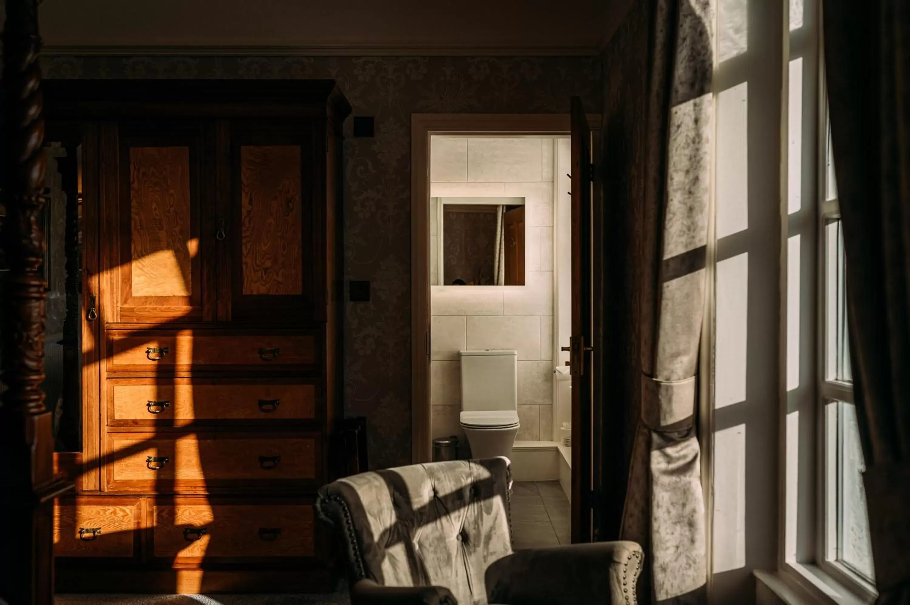 Bathroom, Seating Area in The Queens Hotel