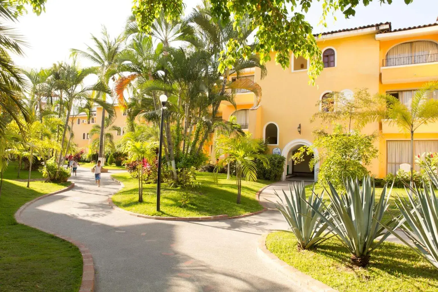 Garden, Property Building in Costa Club Punta Arena