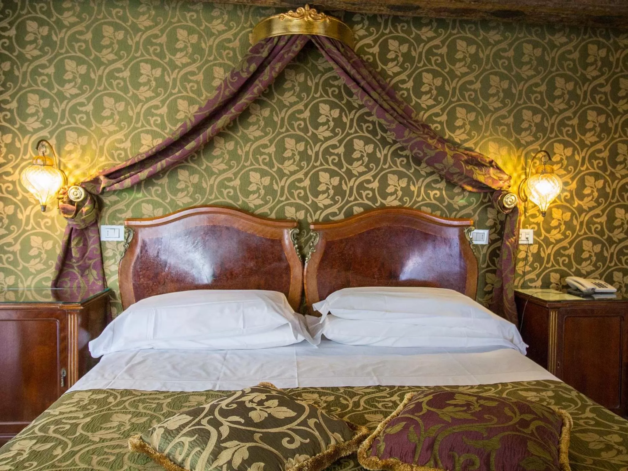 Decorative detail, Bed in Hotel Palazzo Abadessa